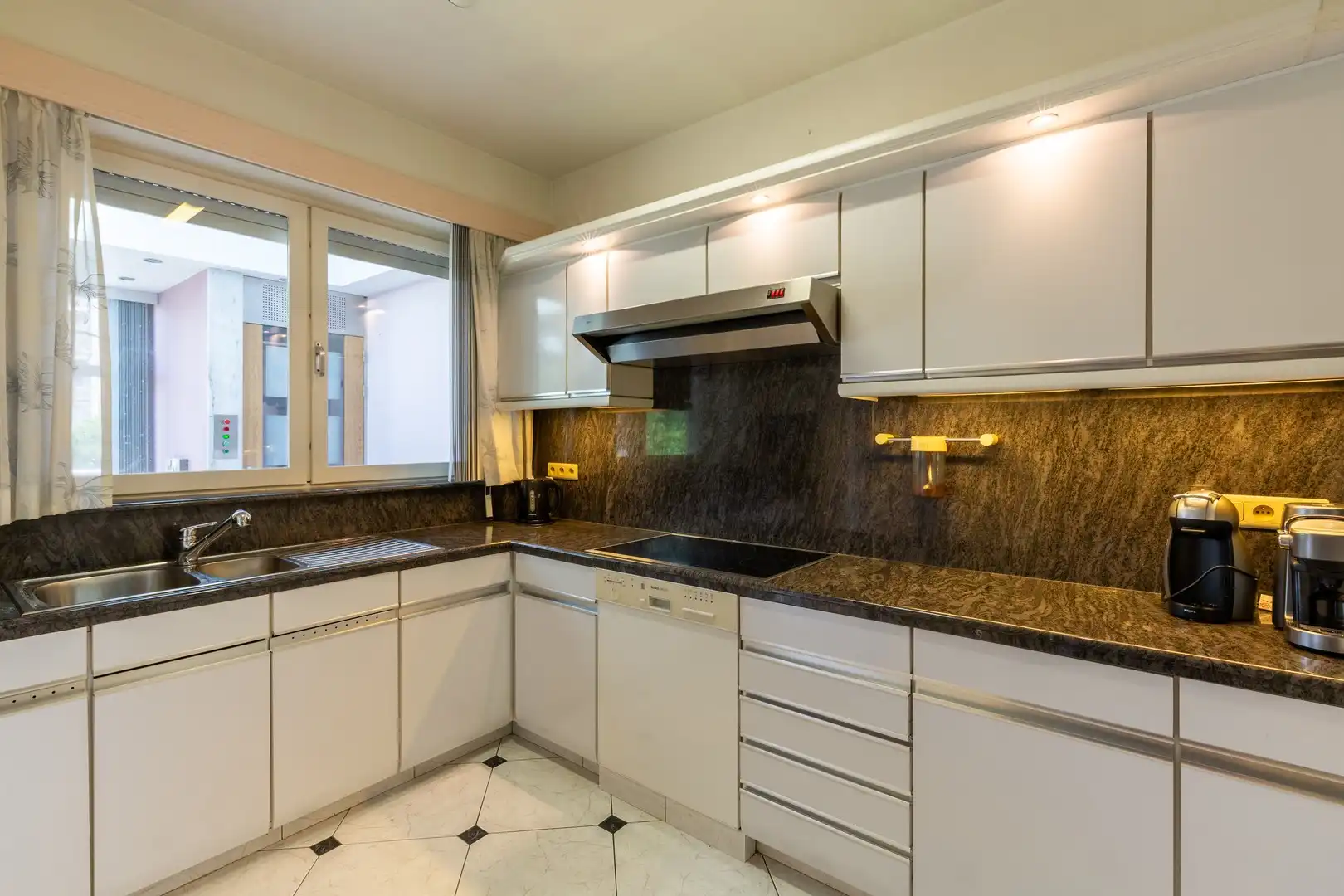 Zeer lichtrijke woning met unieke veranda foto 15