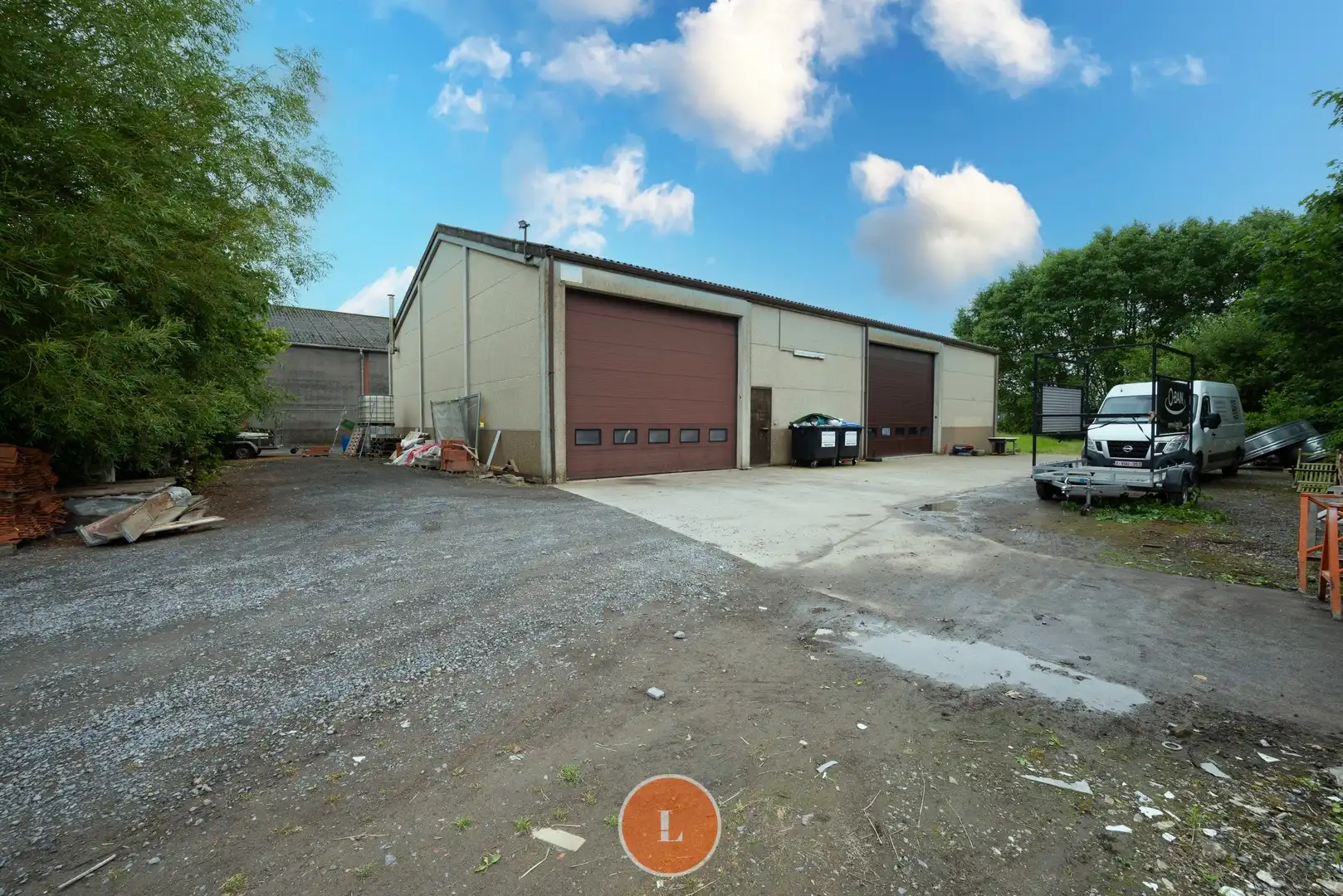 Loods van  360m² op 5513m² grond in industriegebied foto {{pictureIndex}}