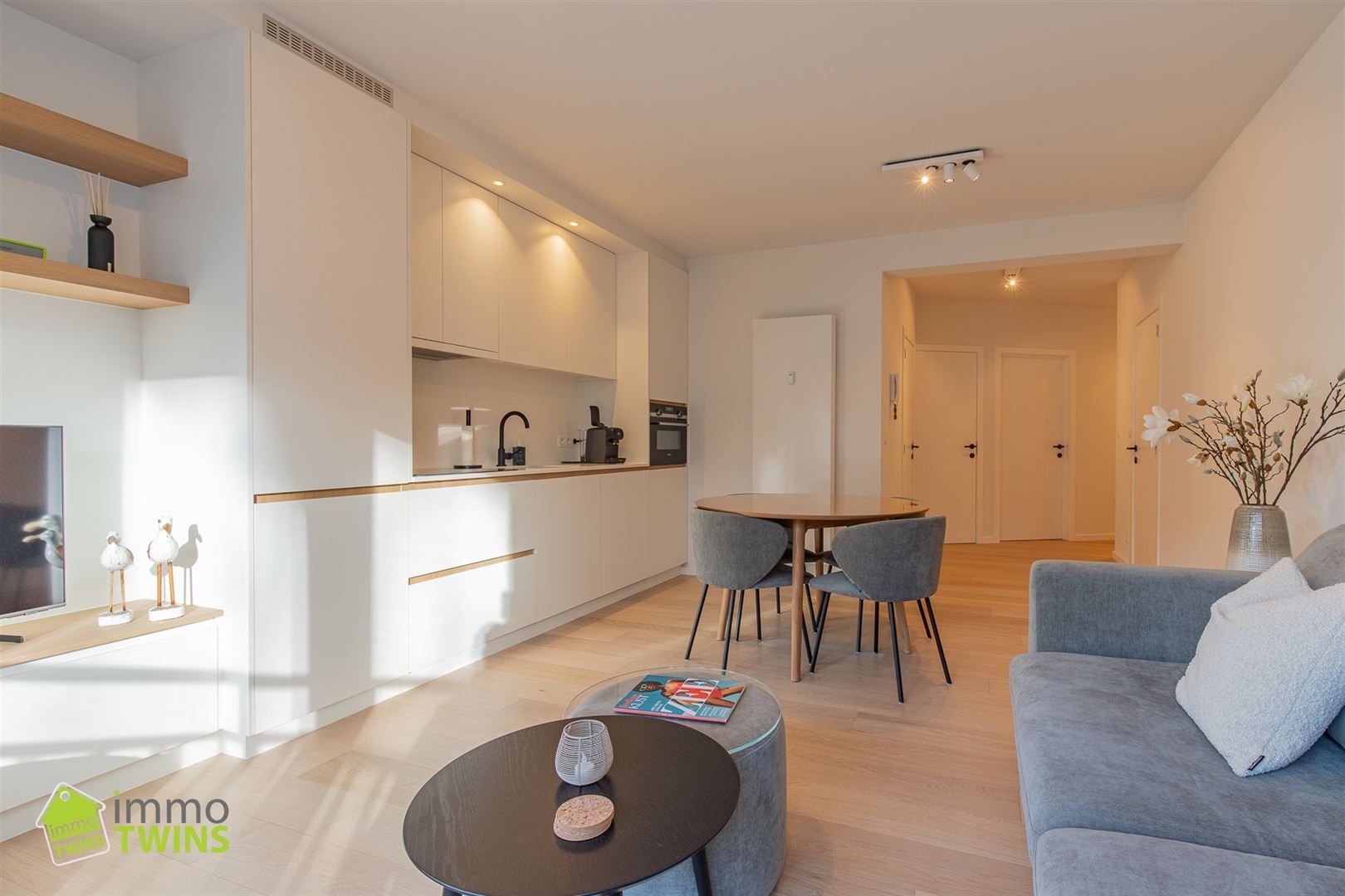 Prachtig gerenoveerd appartement met 2 slaapkamers in hartje Oostende! foto 2