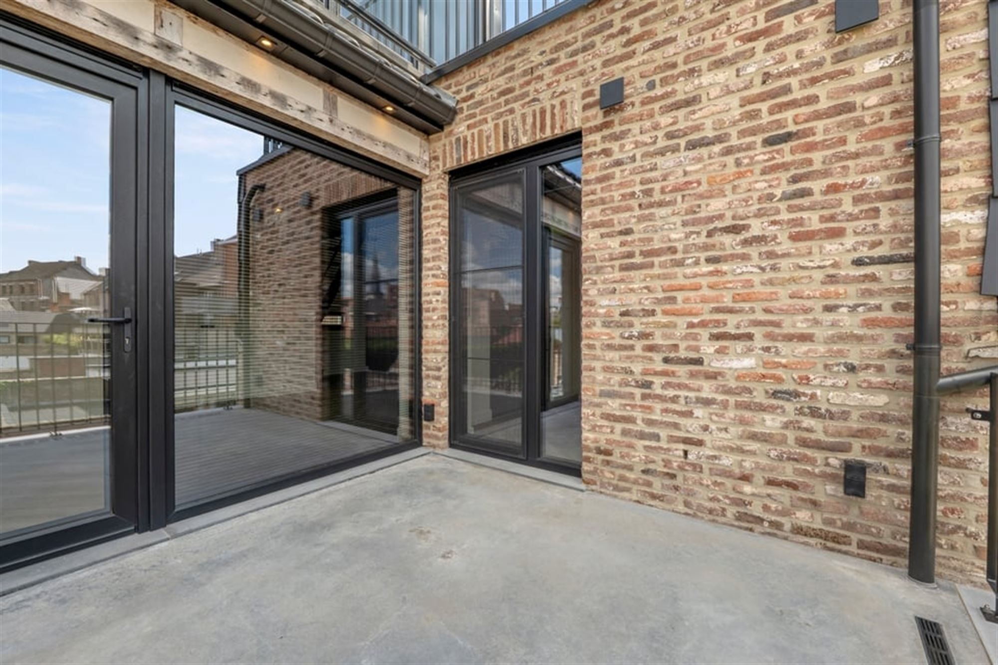 PRACHTIG GERENOVEERD APPARTEMENT MET 2 TERRASSEN TE HUUR MIDDENIN HET CENTRUM VAN SINT-TRUIDEN  foto 11