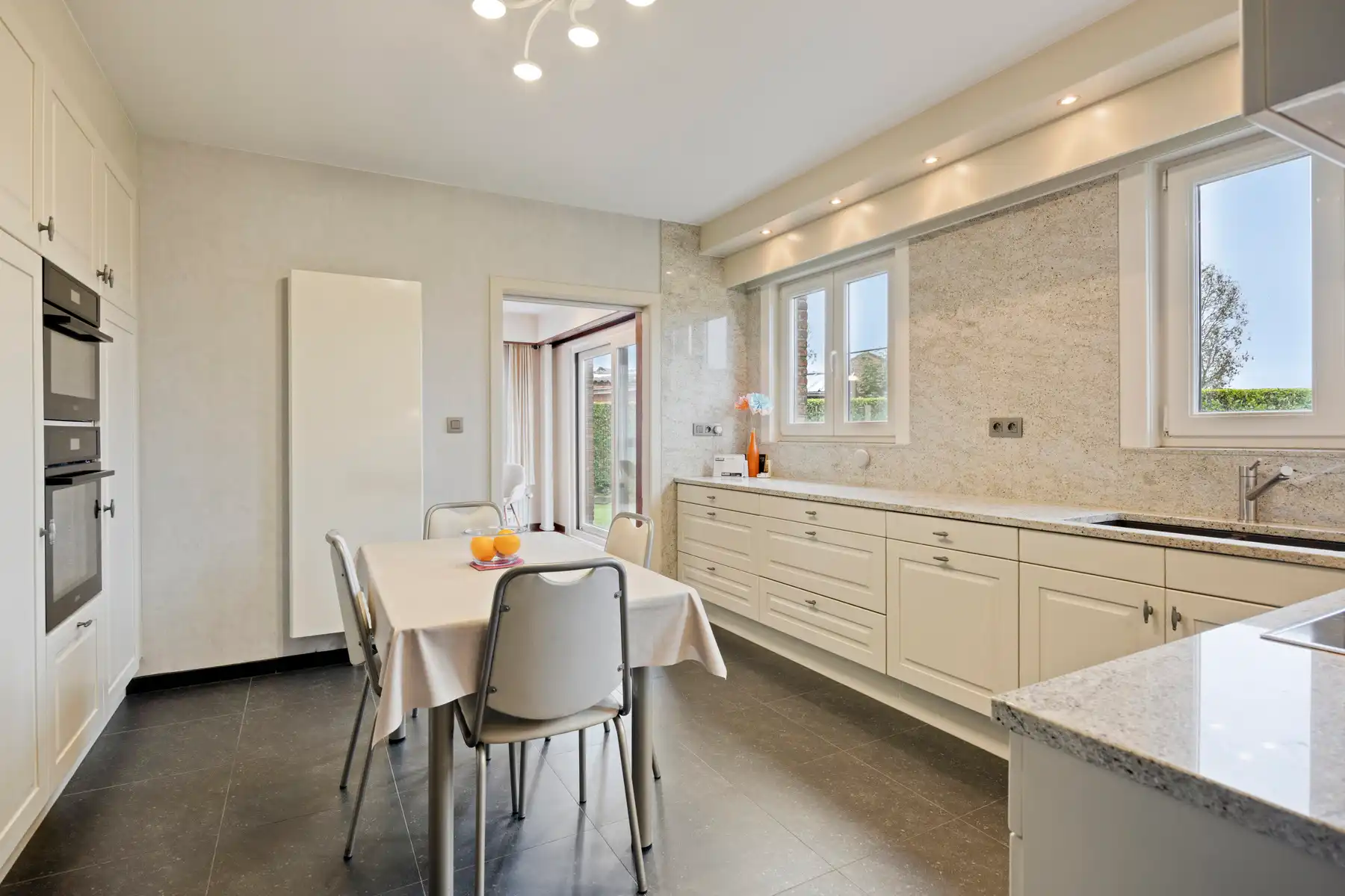 Karaktervolle woning met omheinde tuin en veel staanplaatsen foto 10