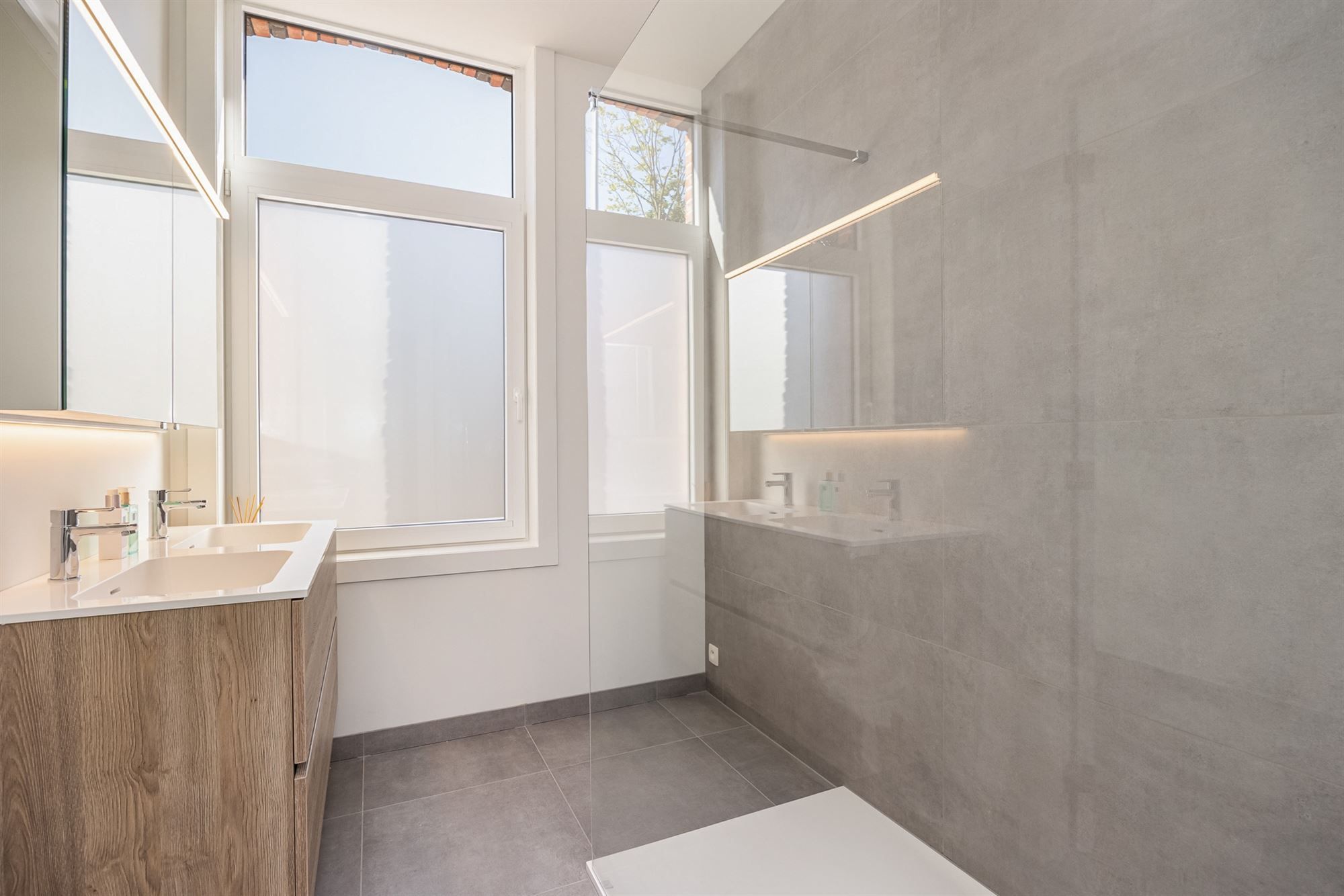 Totaal gerenoveerd huis met tuin en drie slaapkamers foto 8