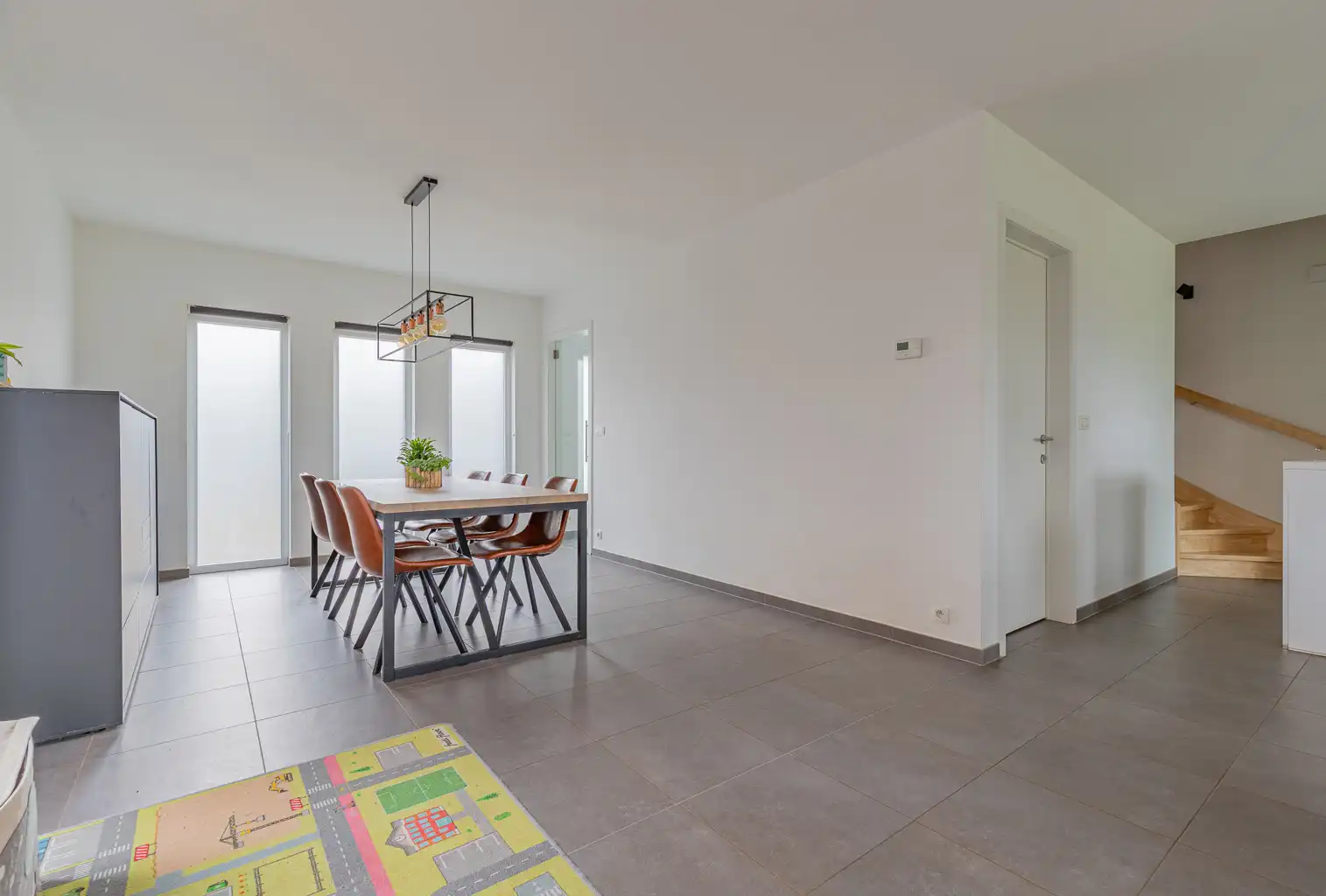 Recente driegevelwoning met zonnepanelen en vloerverwarming foto 5