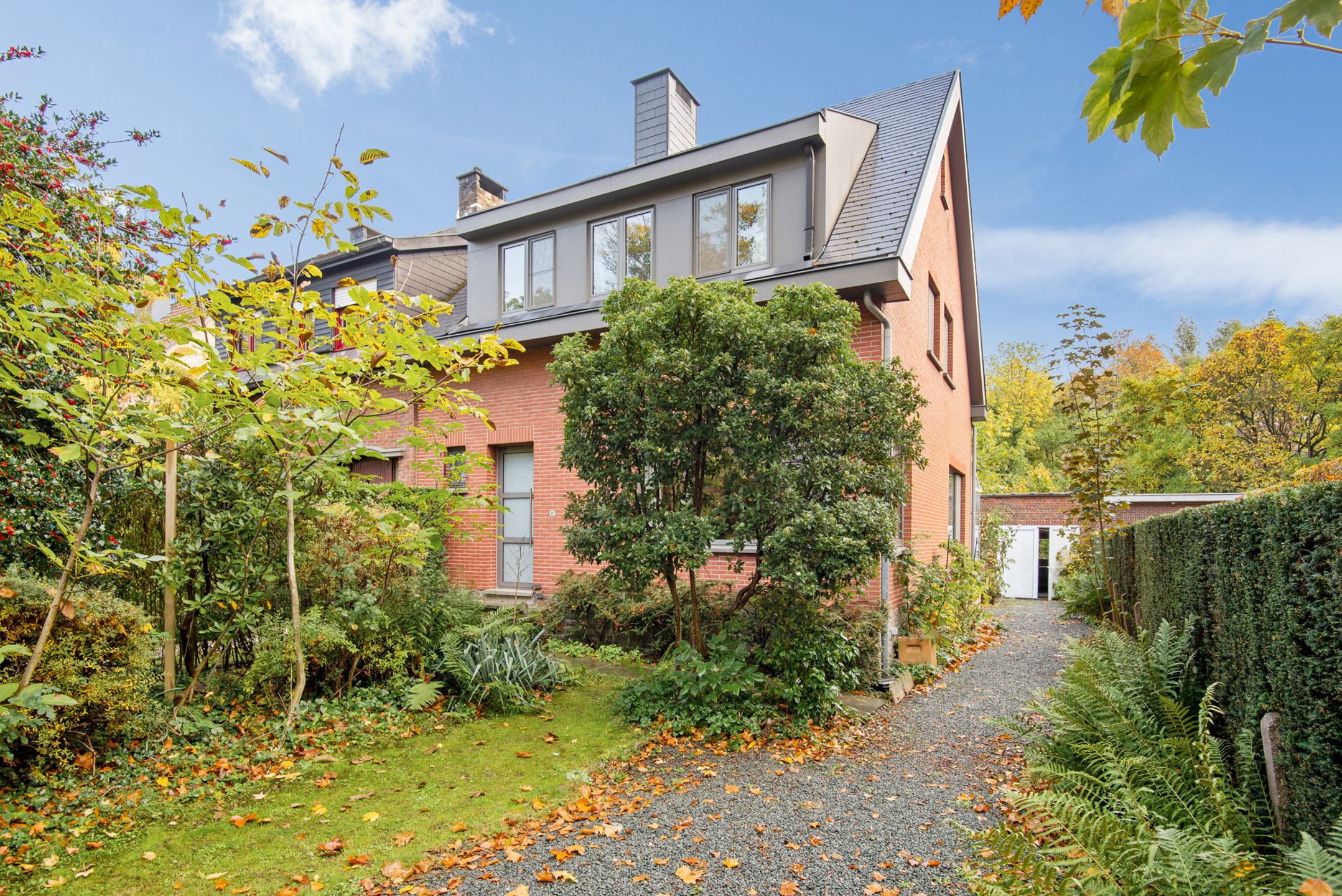 Mooie halfopen woning met garage op absolute toplocatie foto {{pictureIndex}}
