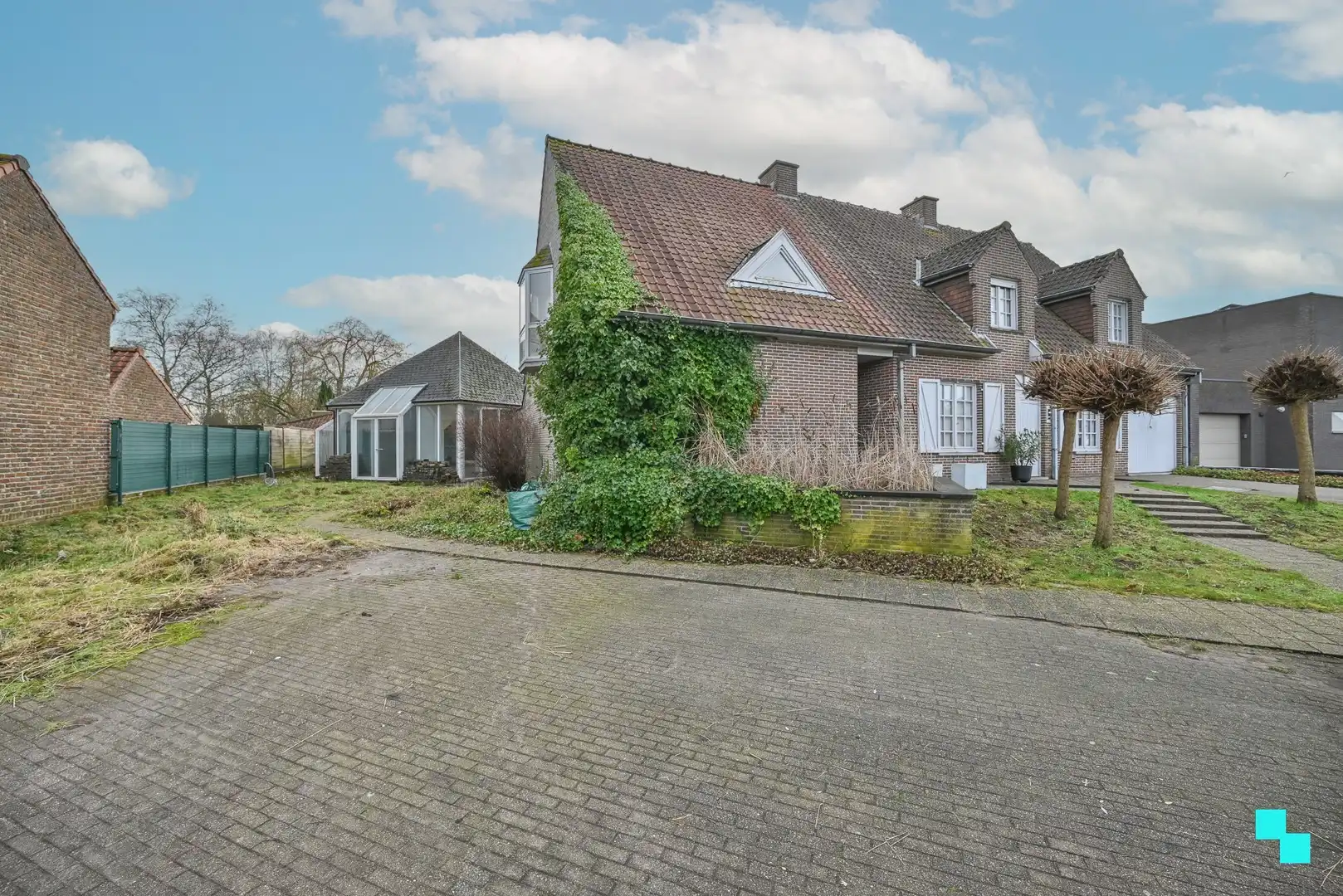 Uitzonderlijke eigendom bestaande uit een gezinswoning & afzonderlijk (kantoor)gebouw te Izegem foto 2