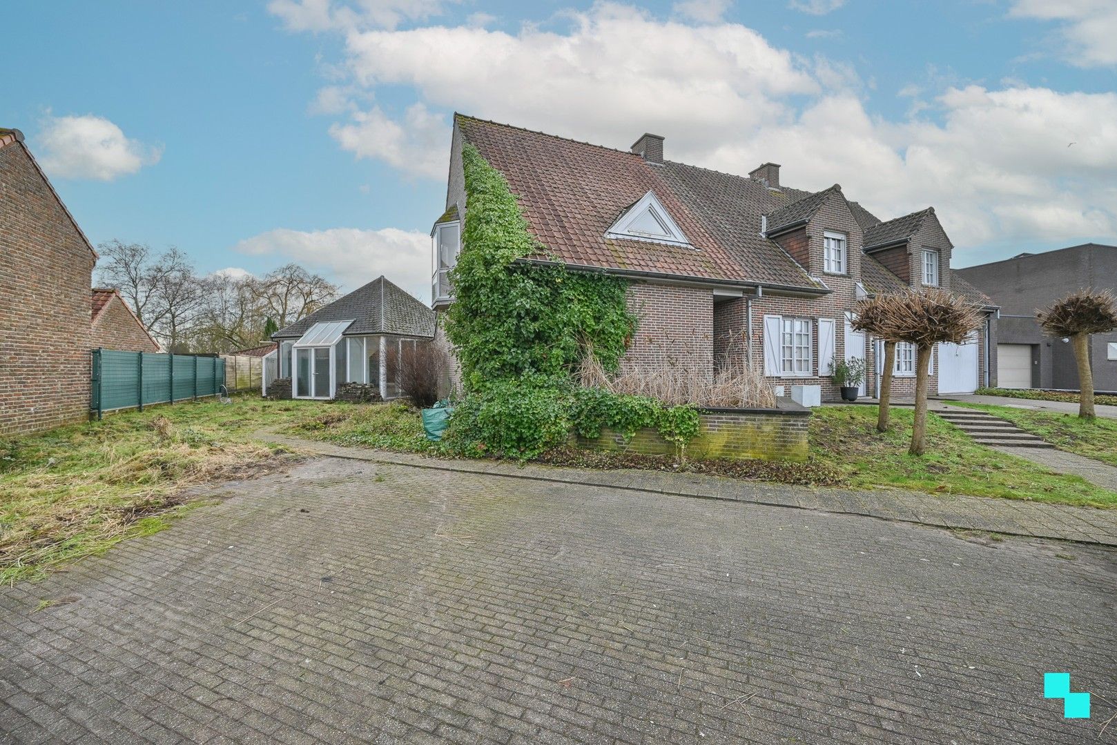 Uitzonderlijke eigendom bestaande uit een gezinswoning & afzonderlijk (kantoor)gebouw te Izegem foto 2