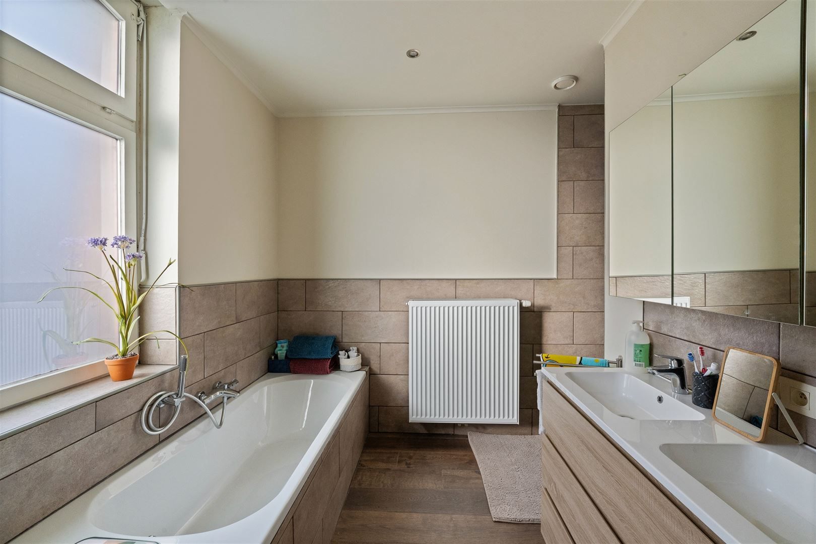 Halfopen bebouwing met garage foto 12