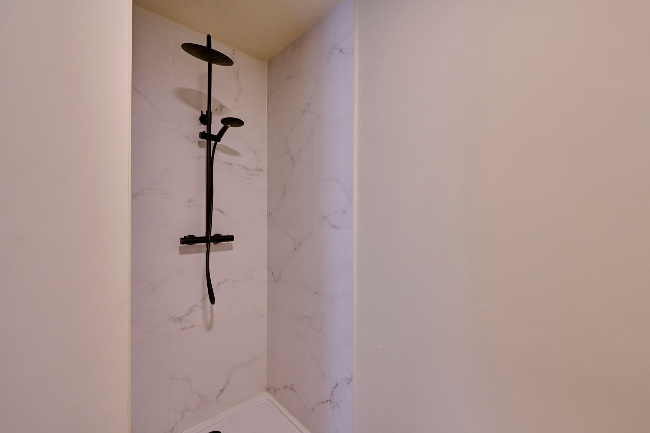 TE HUUR showroom met magazijn op top zicht locatie foto 15