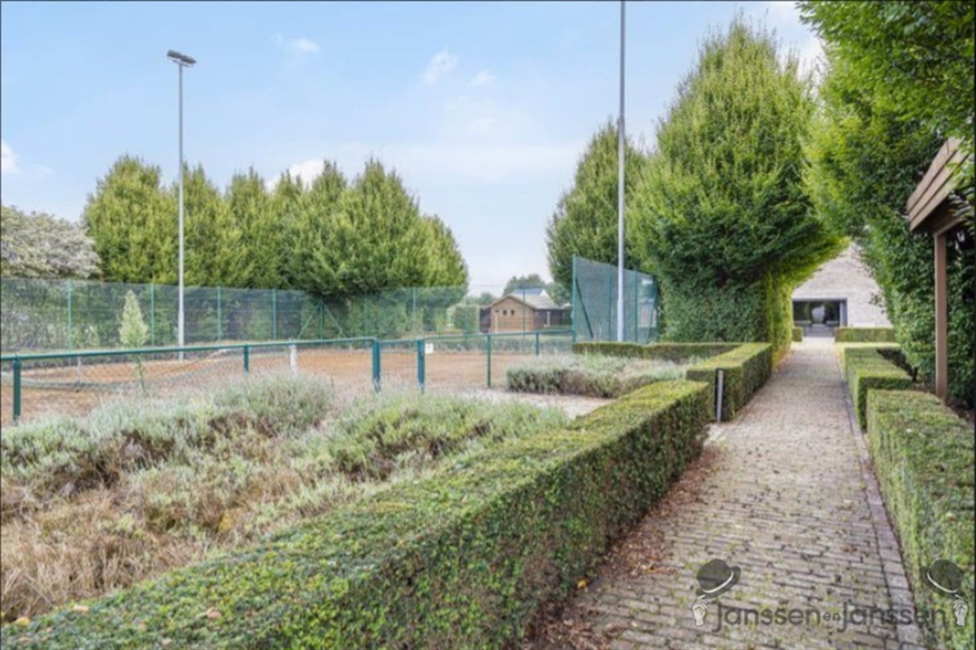 Ruime, goed onderhouden woning met prachtige tuin in Elsum Geel foto 30