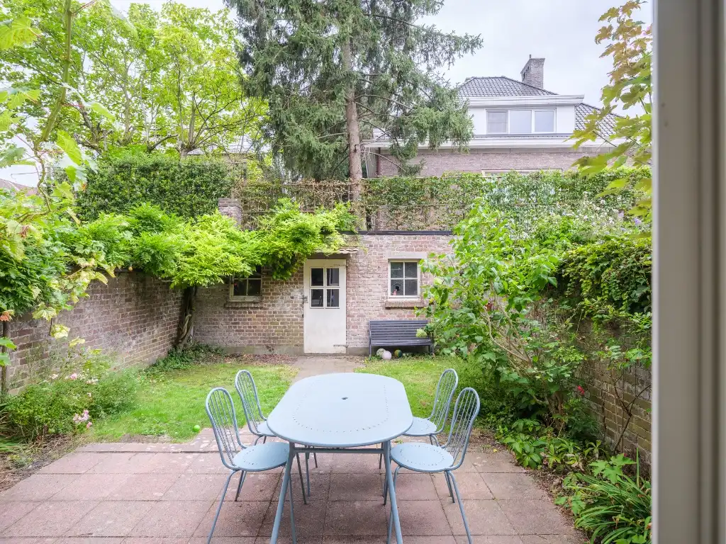 Karaktervolle burgerwoning (225 m²) met romantische tuin, gelegen in de gegeerde stationsbuurt foto 12