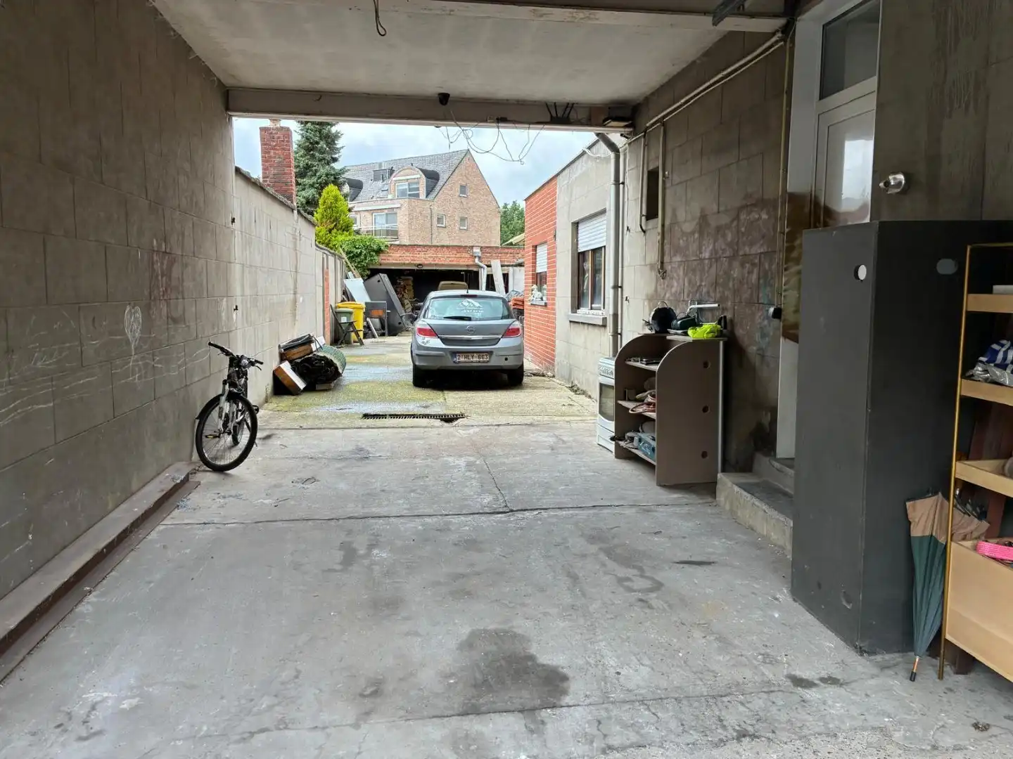Te renoveren woning met magazijn en inrijpoort foto 3