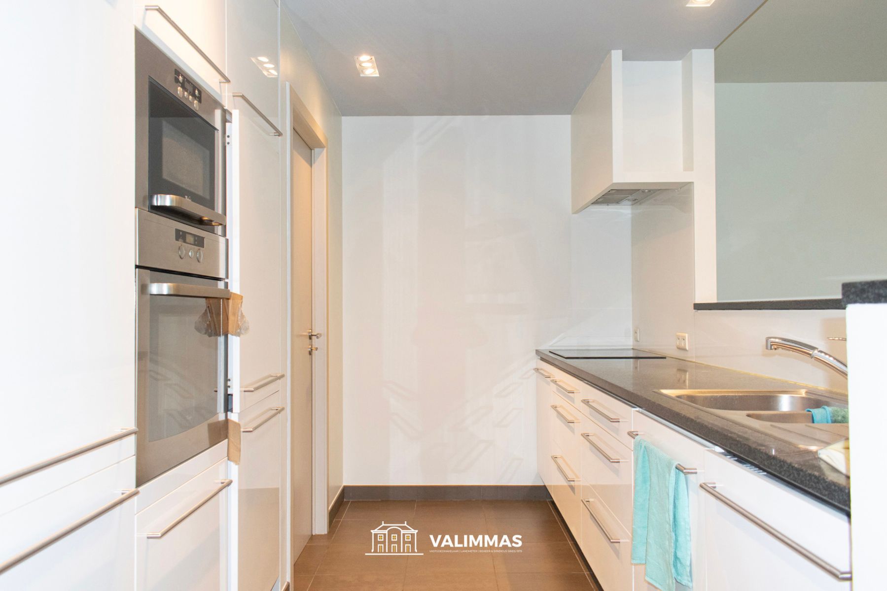 Instapklaar appartement met terras, kelder en event. garage. foto 10