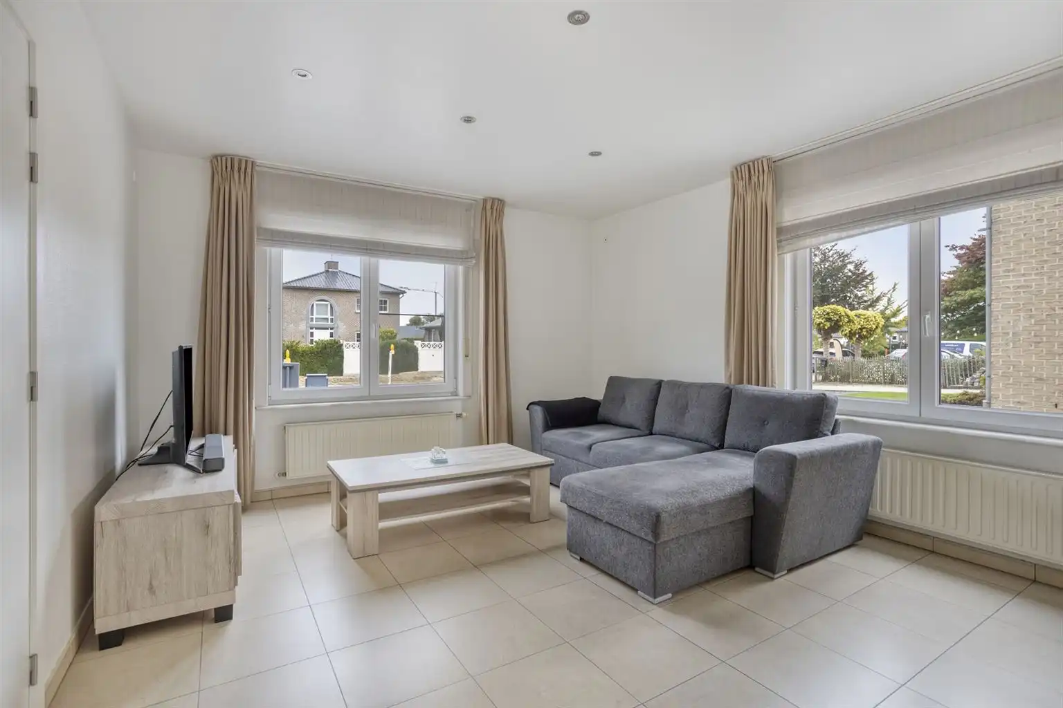 Ruim gelijkvloers appartement met gezellig, overdekt terras en ondergrondse garage, op een toplocatie vlak bij het centrum van Maaseik. foto 2