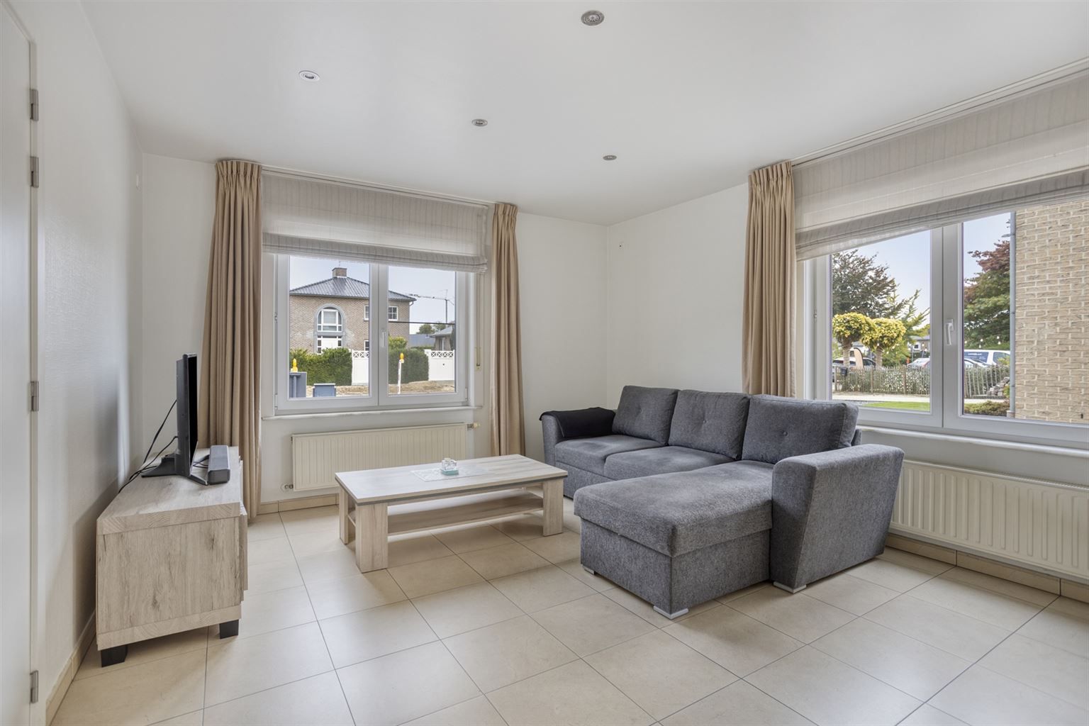 Ruim gelijkvloers appartement met gezellig, overdekt terras en ondergrondse garage, op een toplocatie vlak bij het centrum van Maaseik. foto 2
