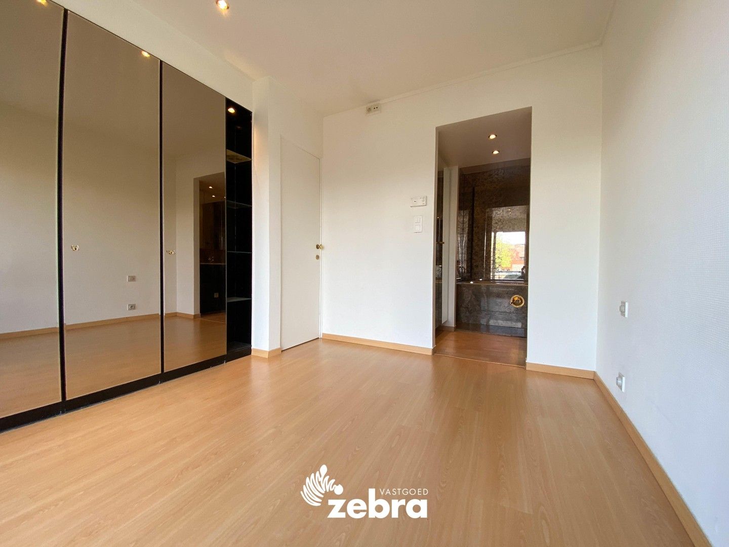 Instapklaar appartement met één slaapkamer op unieke locatie te Roeselare! foto 9