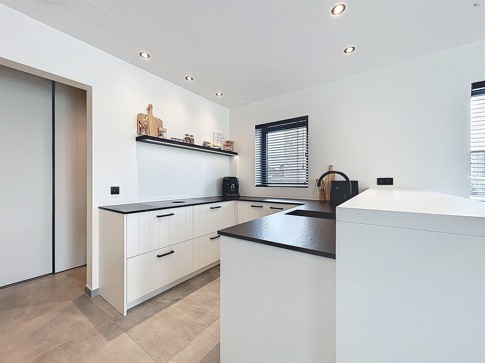 Half open bebouwing met 4 slaapkamers en ruime garage op perceel van 518m² foto 4