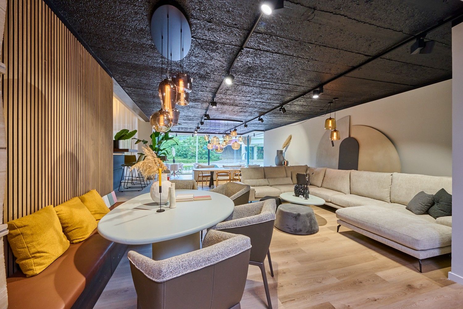 Showroom met magazijn foto 22