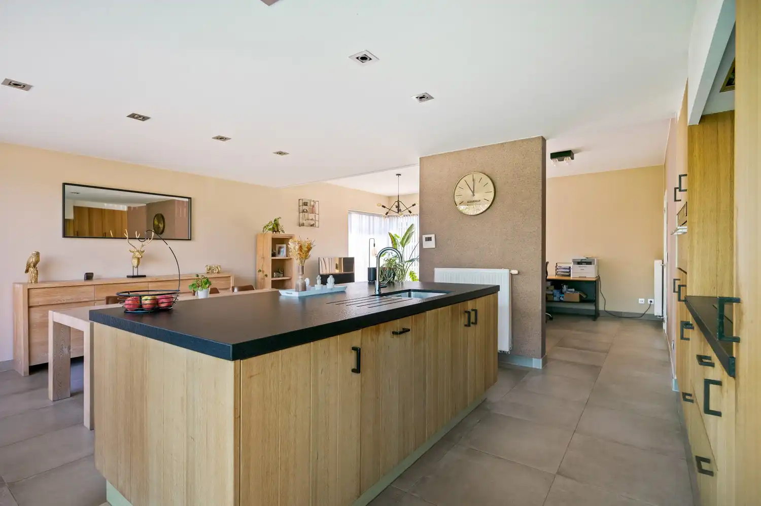 Instapklare, gerenoveerde woning met garage op toplocatie in Broechem! foto 9