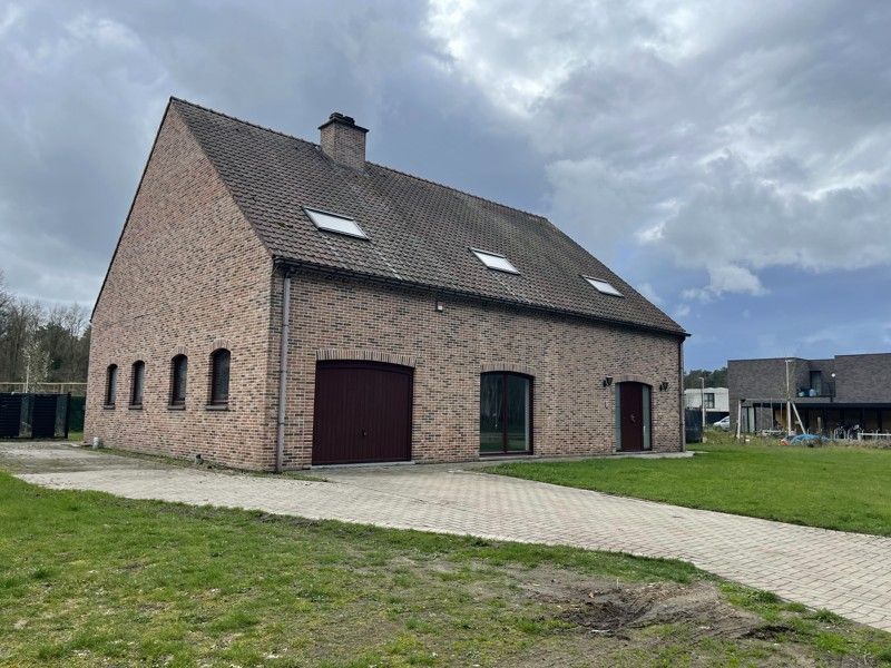 Prachtige vrijstaande woning met 4 slaapkamers op een perceel van 9a 41ca. foto 2