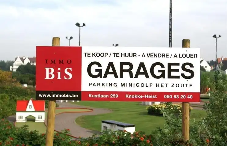 Gesloten garagebox gelegen op de -2 onder de minigolf in het Zoute! foto {{pictureIndex}}