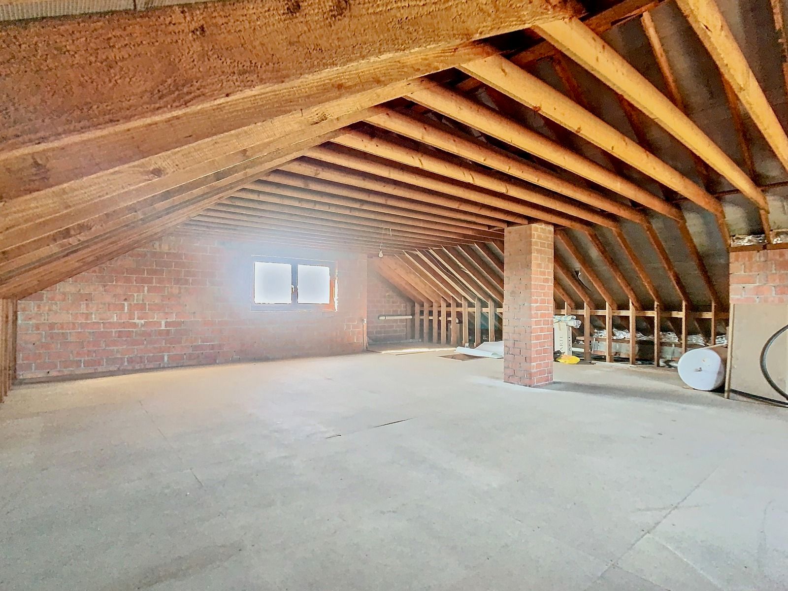 Ruime Woning met 3 SLPK, tuin, opslagruimte én magazijn! foto 11