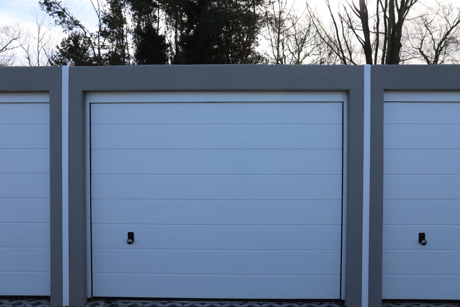 Te huur: 2 moderne garages in het centrum foto {{pictureIndex}}