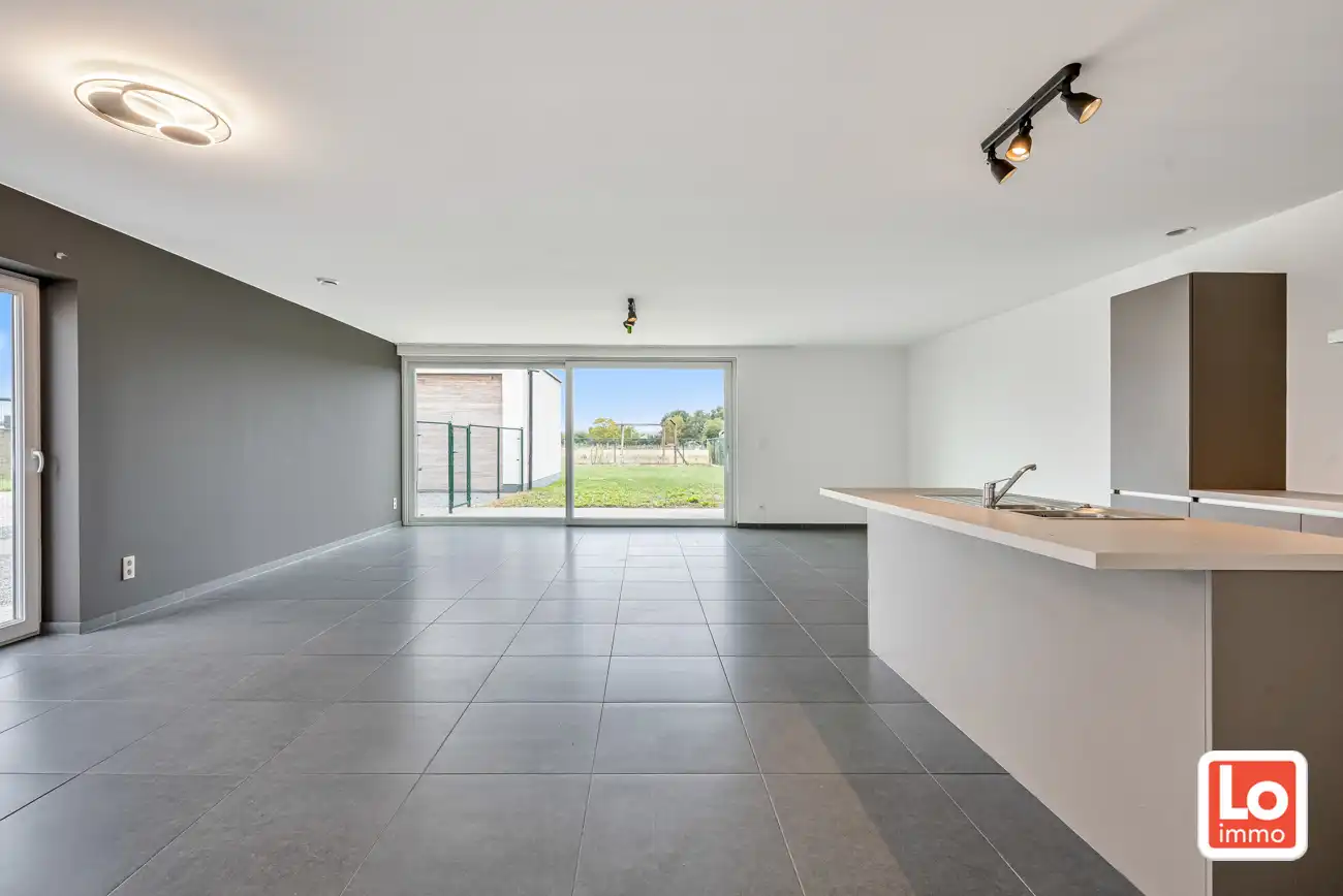 VERKOCHT! Moderne en instapklare halfopen woning met afzonderlijke garage in Lochristi! foto 4