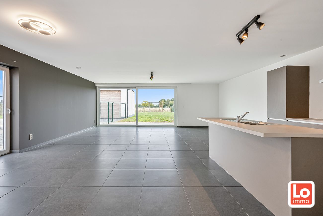 Moderne en instapklare halfopen woning met afzonderlijke garage in Lochristi! foto 4