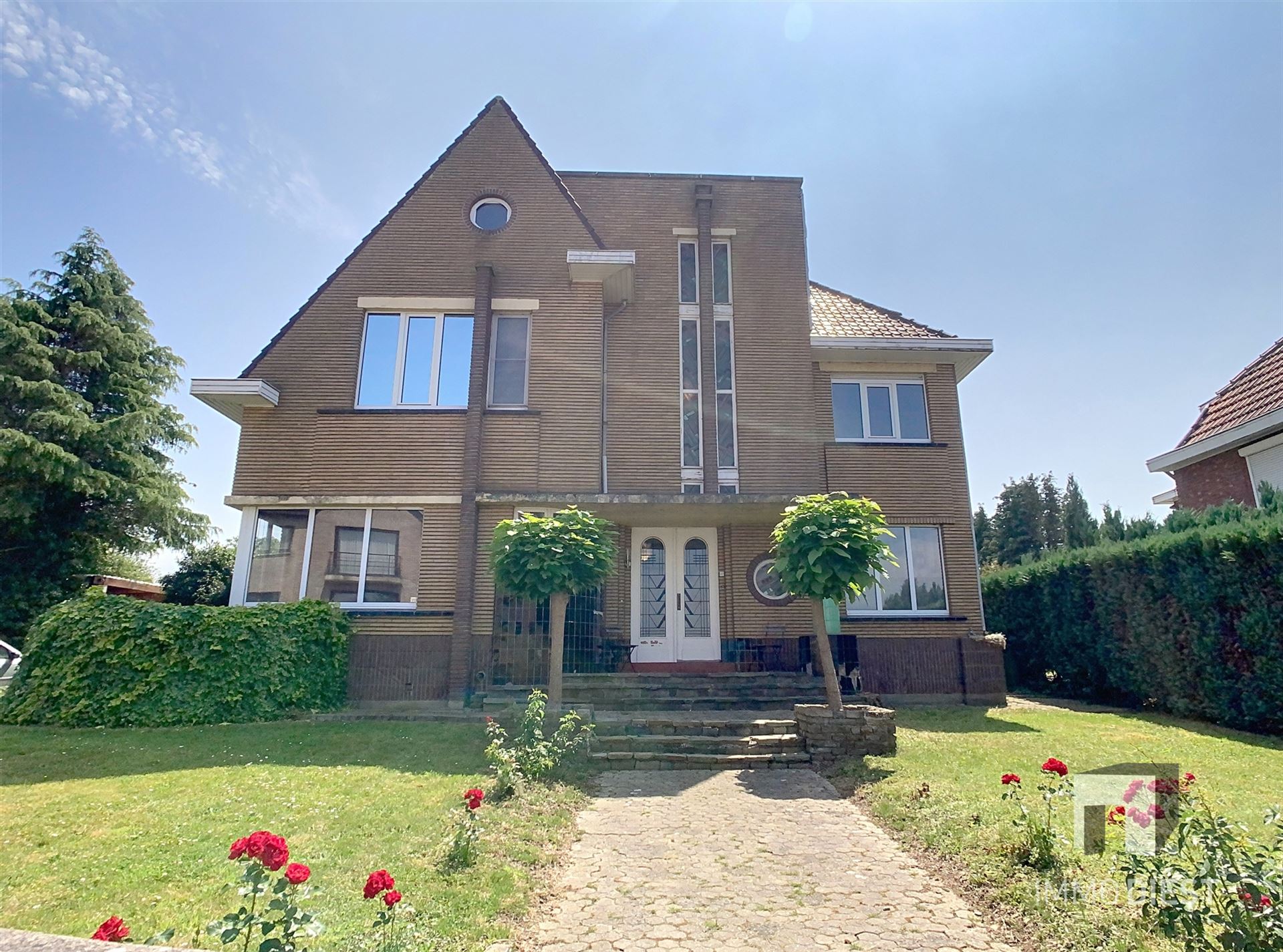 Hoofdfoto van de publicatie: Karaktervolle gezinswoning met art-decogevel op royaal perceel in Scherpenheuvel.