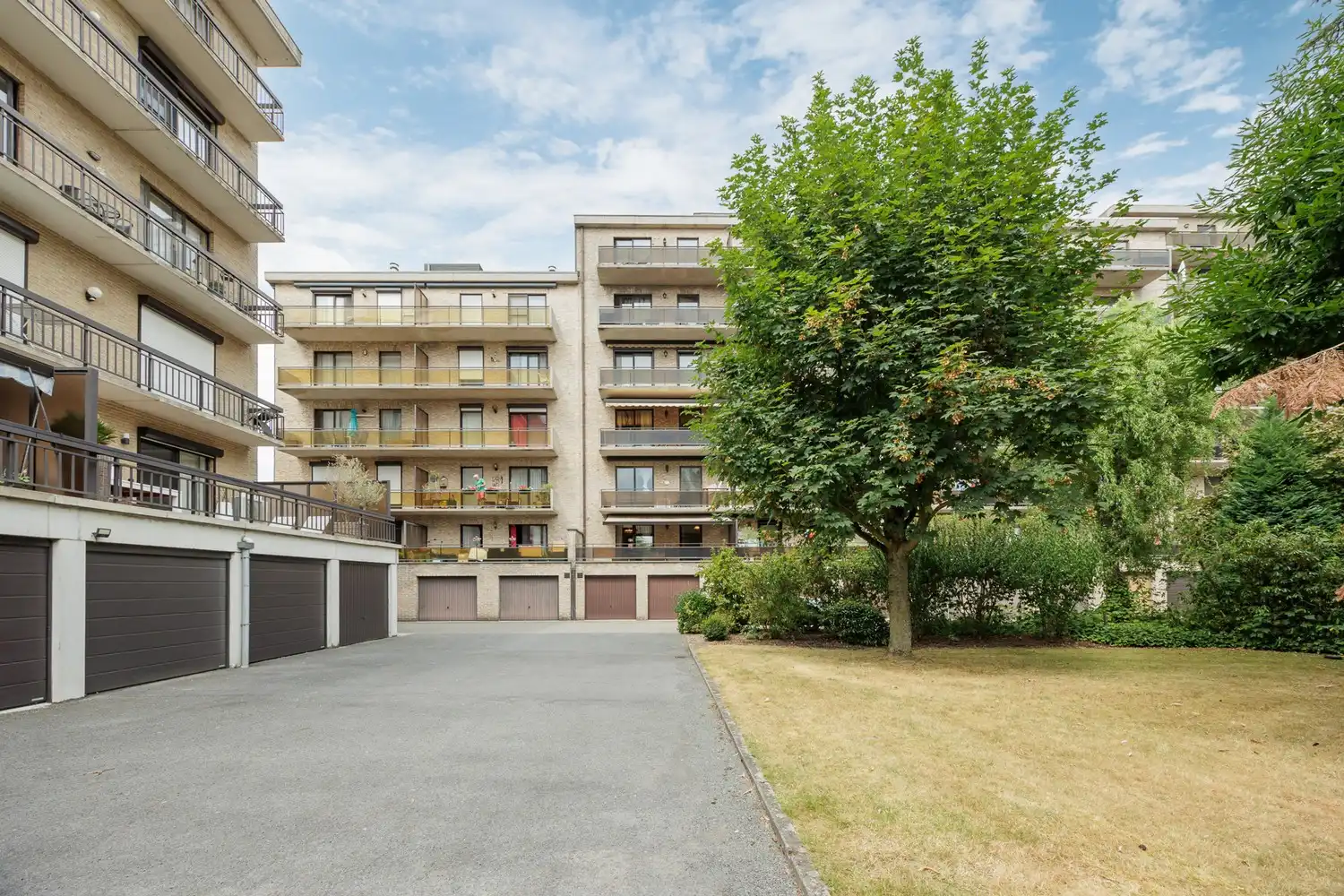 Verzorgd appartement met dubbel terras en zonnig zicht op groen in Beveren-Waas foto 20