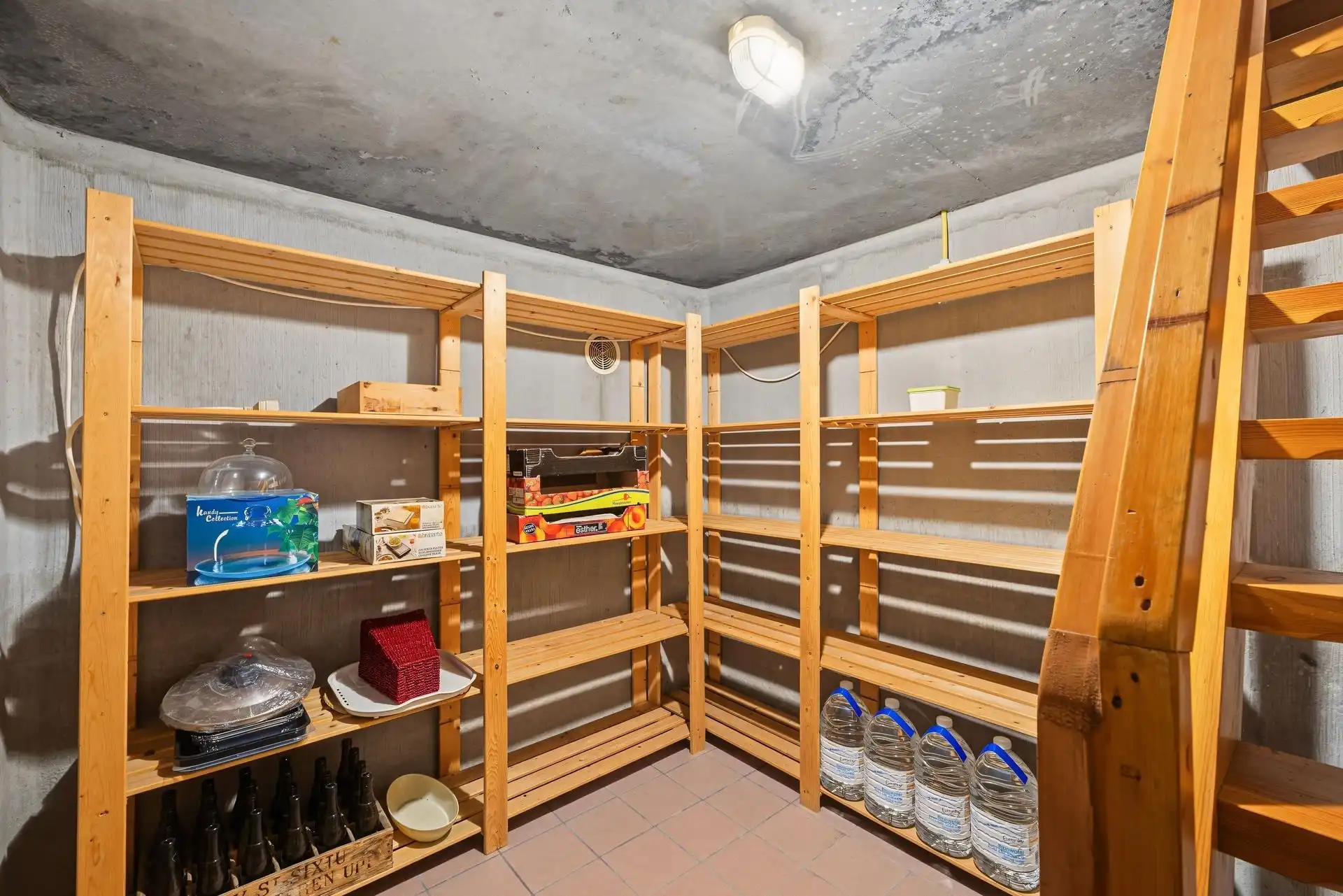 Uitstekend gelegen gezinswoning met 4 slaapkamers + bureau en ruime garage foto 9