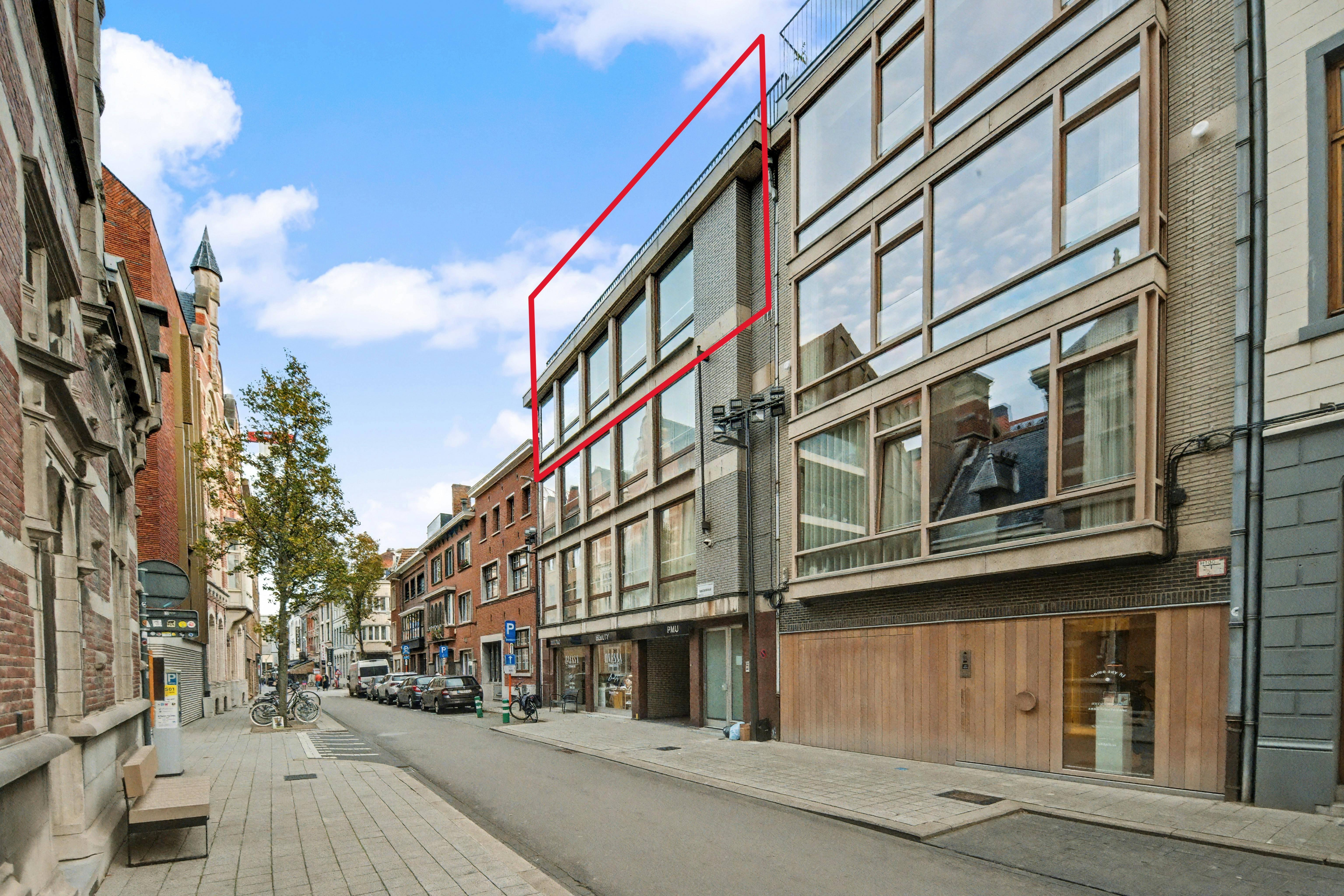 Exclusief duplex-penthouse met adembenemend terras in hartje Hasselt foto {{pictureIndex}}