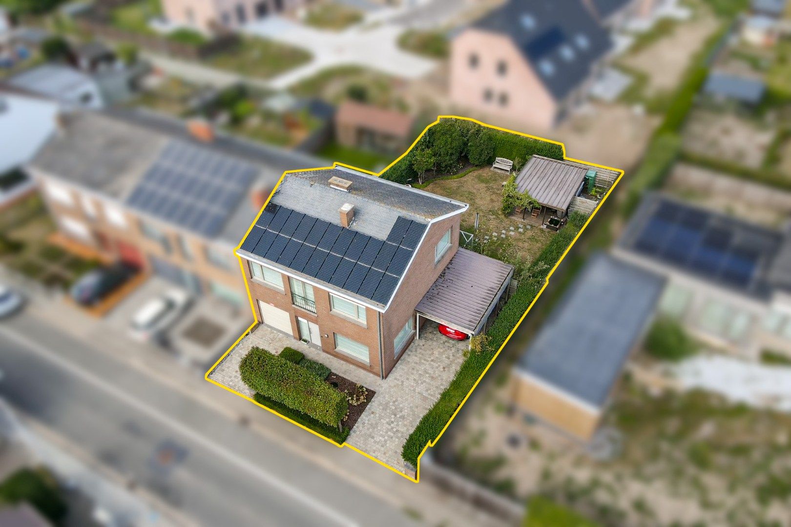 Ruime gezinswoning met 4 slaapkamers, tuin en garage foto 2