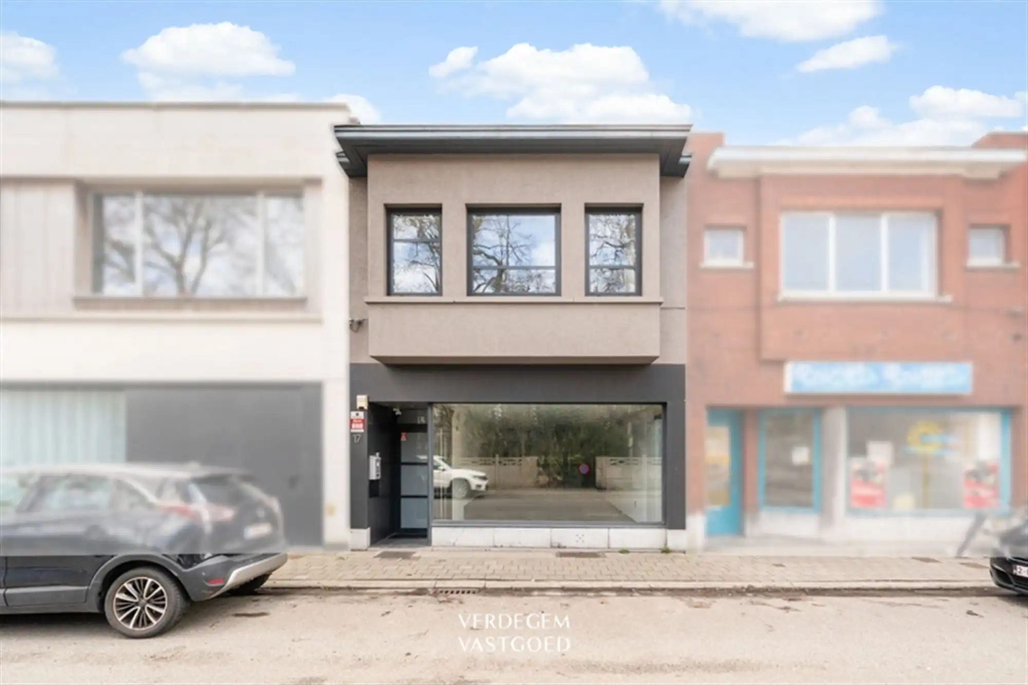 Handelsruimte of atelier met mooi woongedeelte in hartje Zelzate foto {{pictureIndex}}