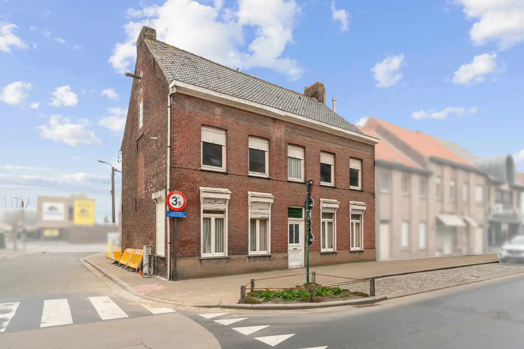 Ruime te renoveren woning met garage in centrum Kortemark foto 12