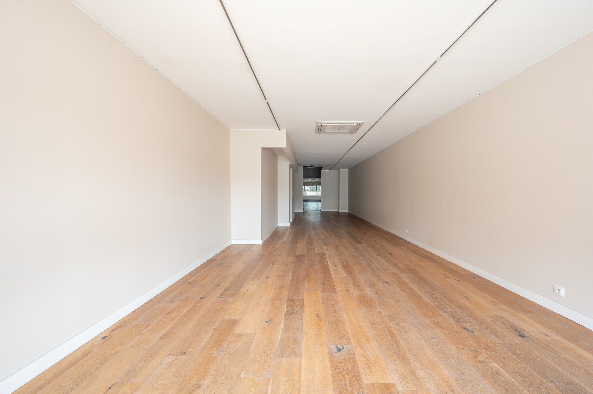 Winkel op toplocatie in de Kustlaan te Knokke-Zoute foto 3