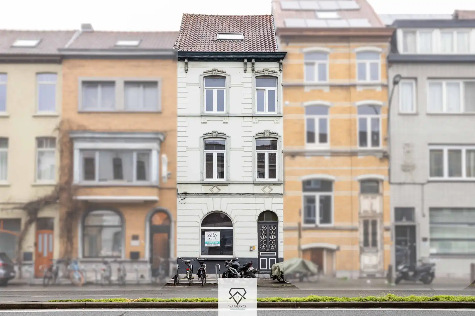 Ruime herenwoning met vernieuwd basiscomfort en ingesloten terras foto {{pictureIndex}}