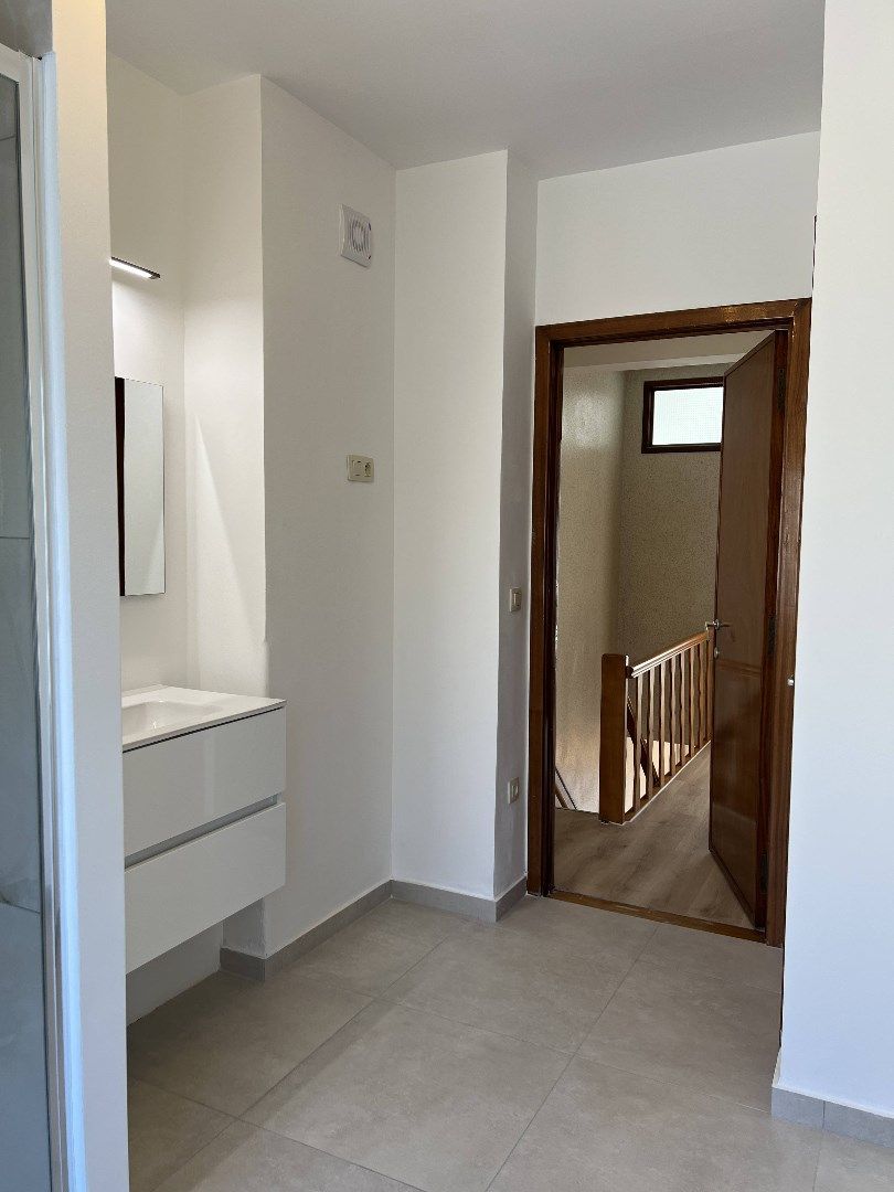 Goed gelegen rijwoning met tuintje foto 14