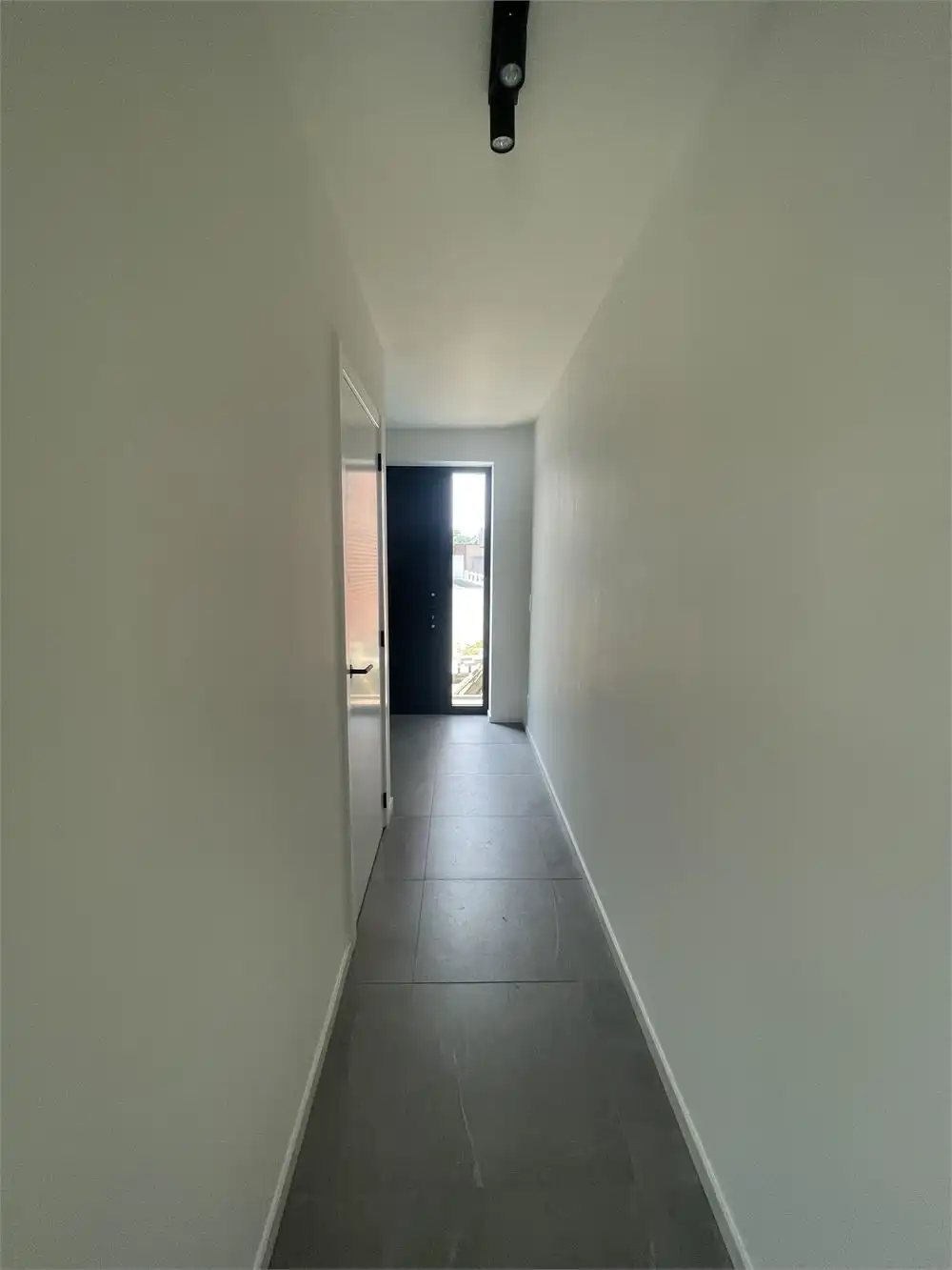 Recente woning met inpandige garage, terras en kleine tuin foto 4