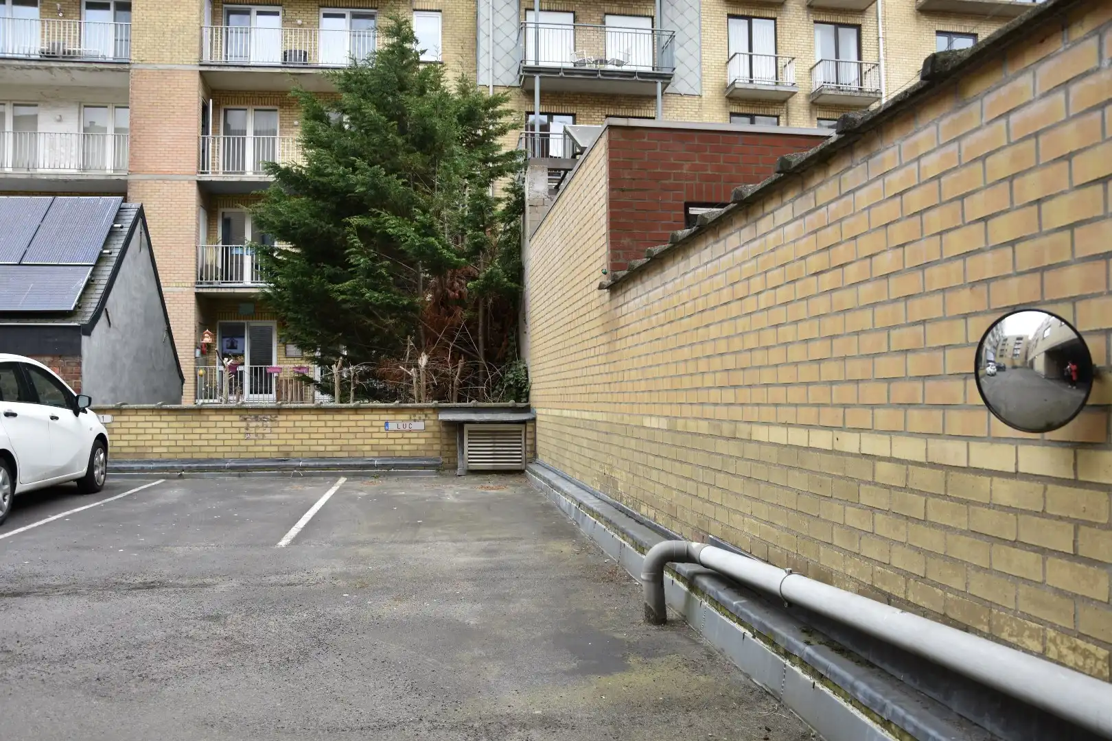 Buiten autostaanplaats te koop foto {{pictureIndex}}