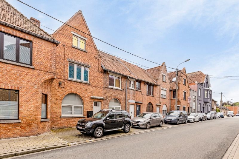 Roeselare-Rumbeke. Smaakvol vernieuwde tussenwoning met 2-3 slaapkamers centraal gelegen met gezellige buitenterras en unieke cosy zolderkamer. TOPPER ! foto 2