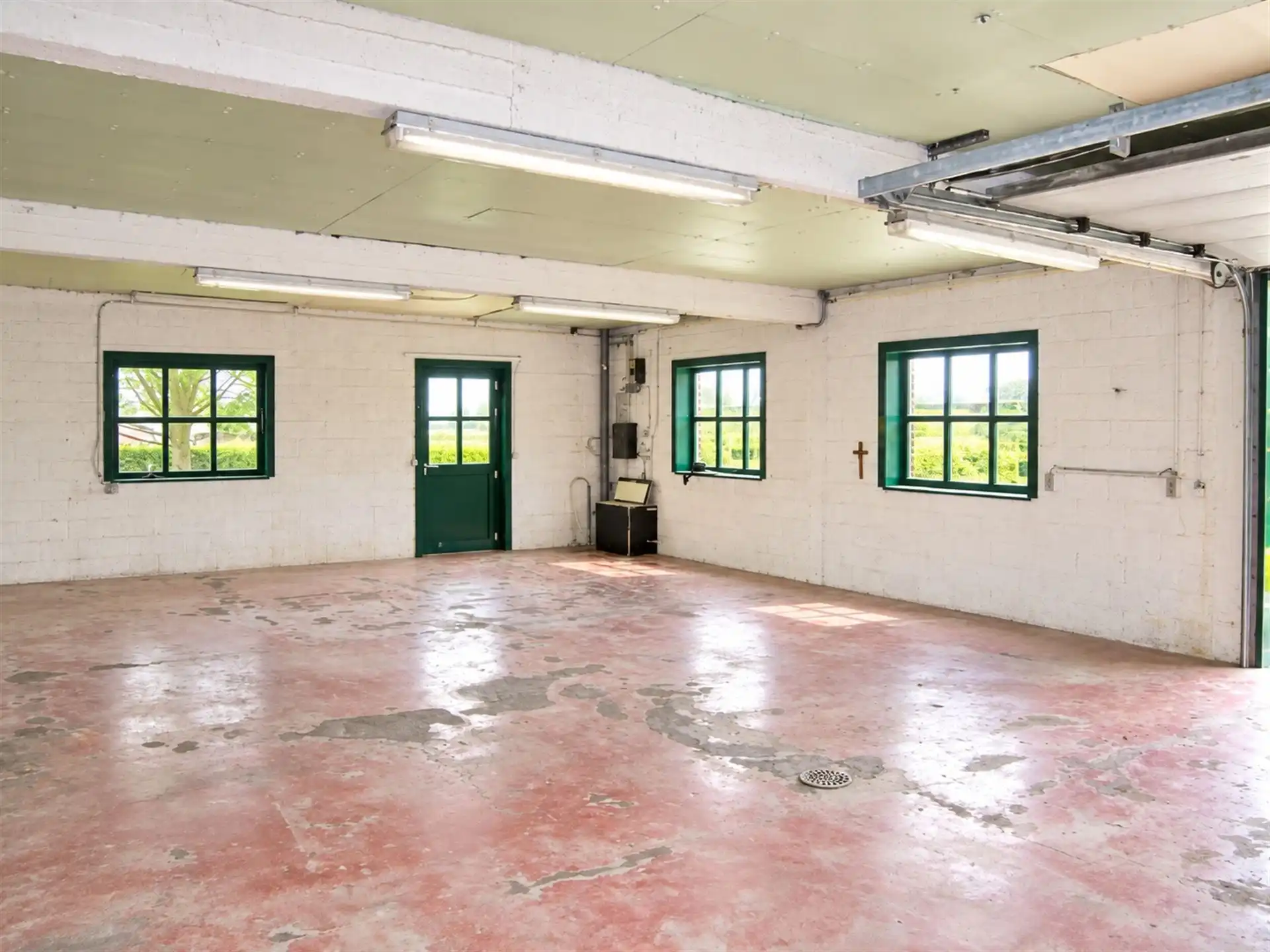 Praktisch magazijn van ca. 100 m² met private oprit  foto 4