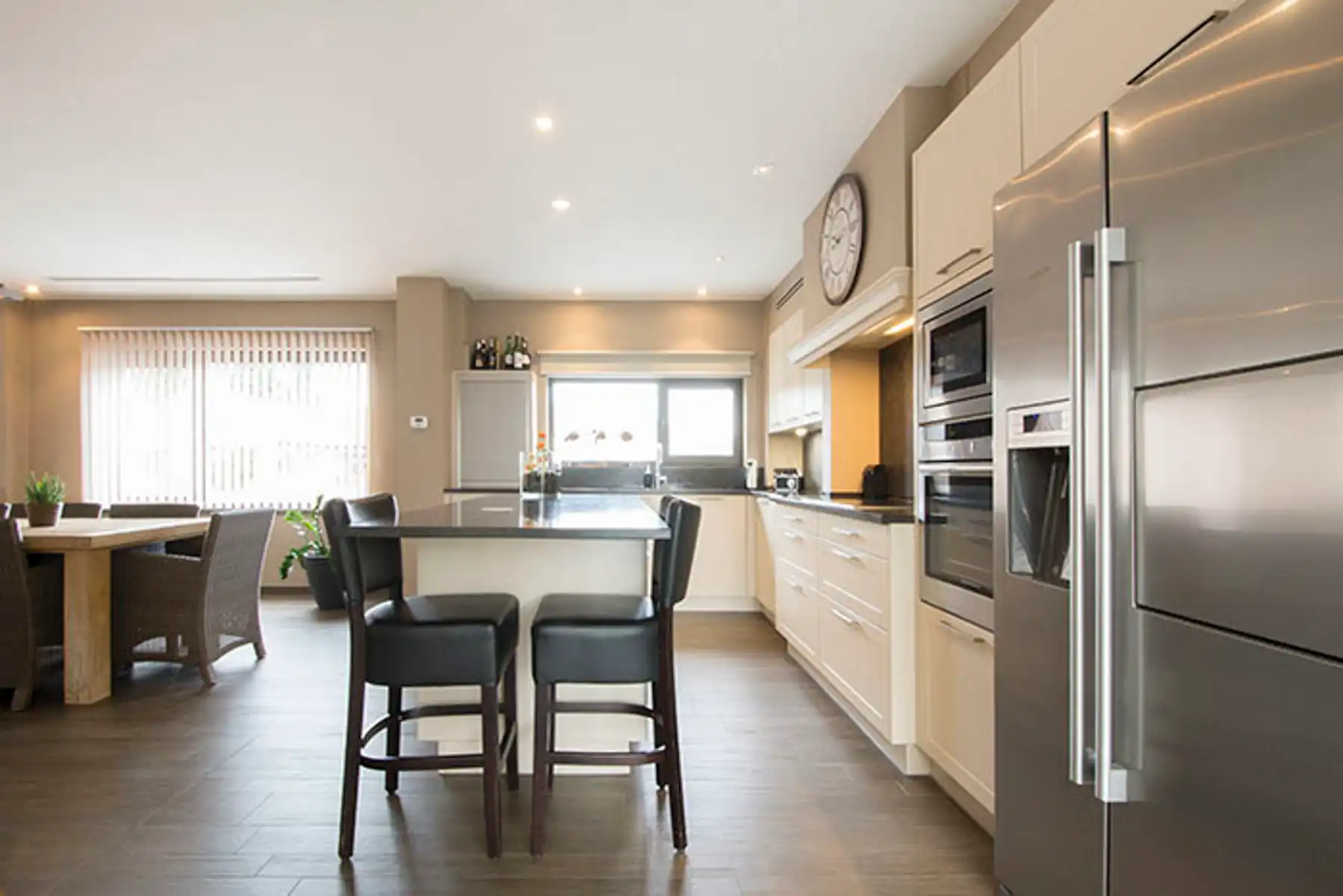 Prachtige ruime woning met 3 slaapkamers, airco en zonnepanelen en loods foto 7