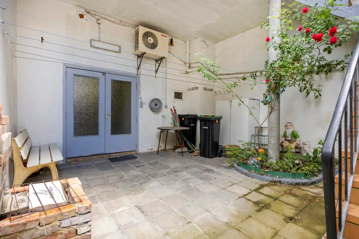 Te renoveren woning met grote garage foto 23