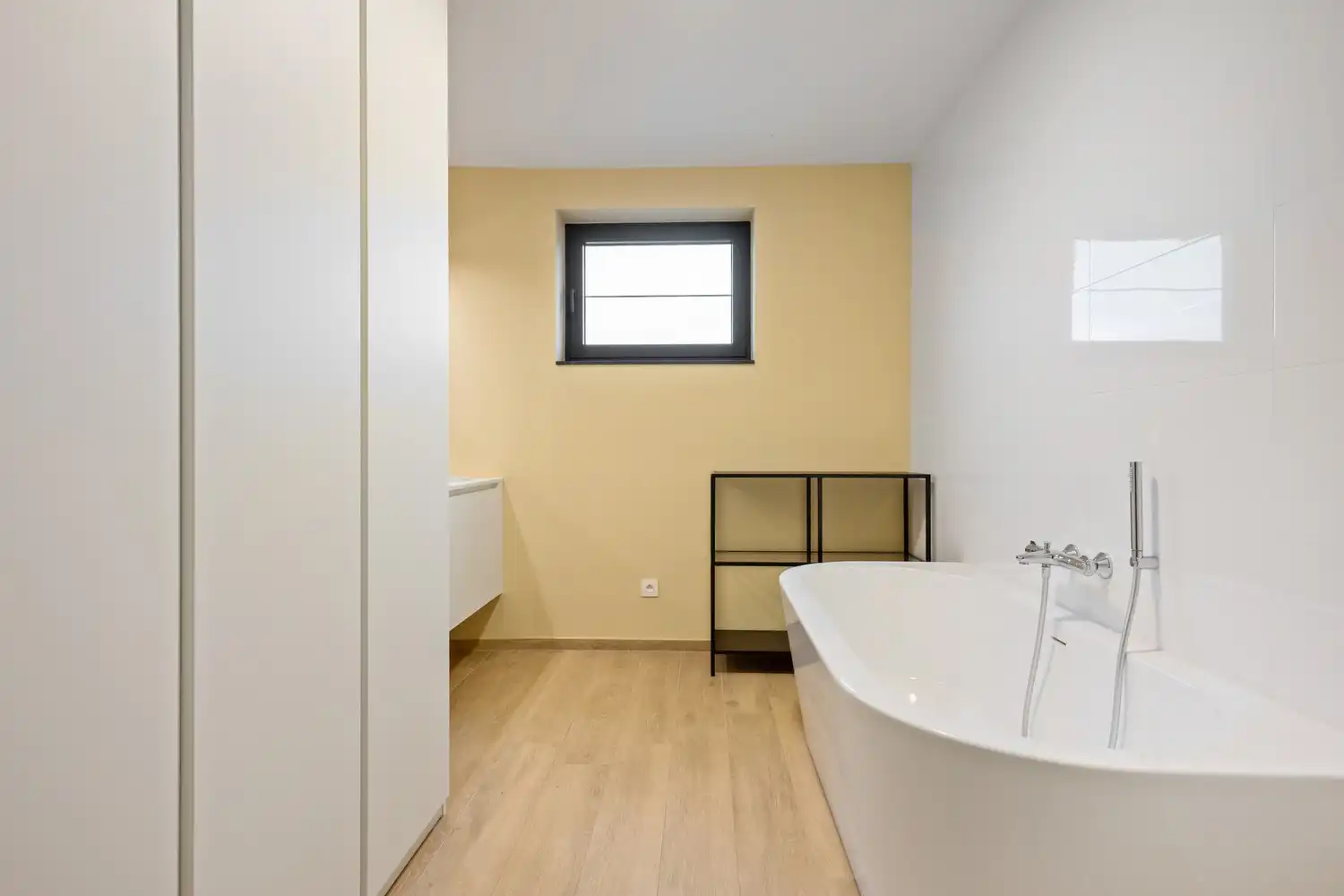 Recent energiezuinig appartement met 2 slpkrs, terras en autostaanplaats te Schriek foto 7