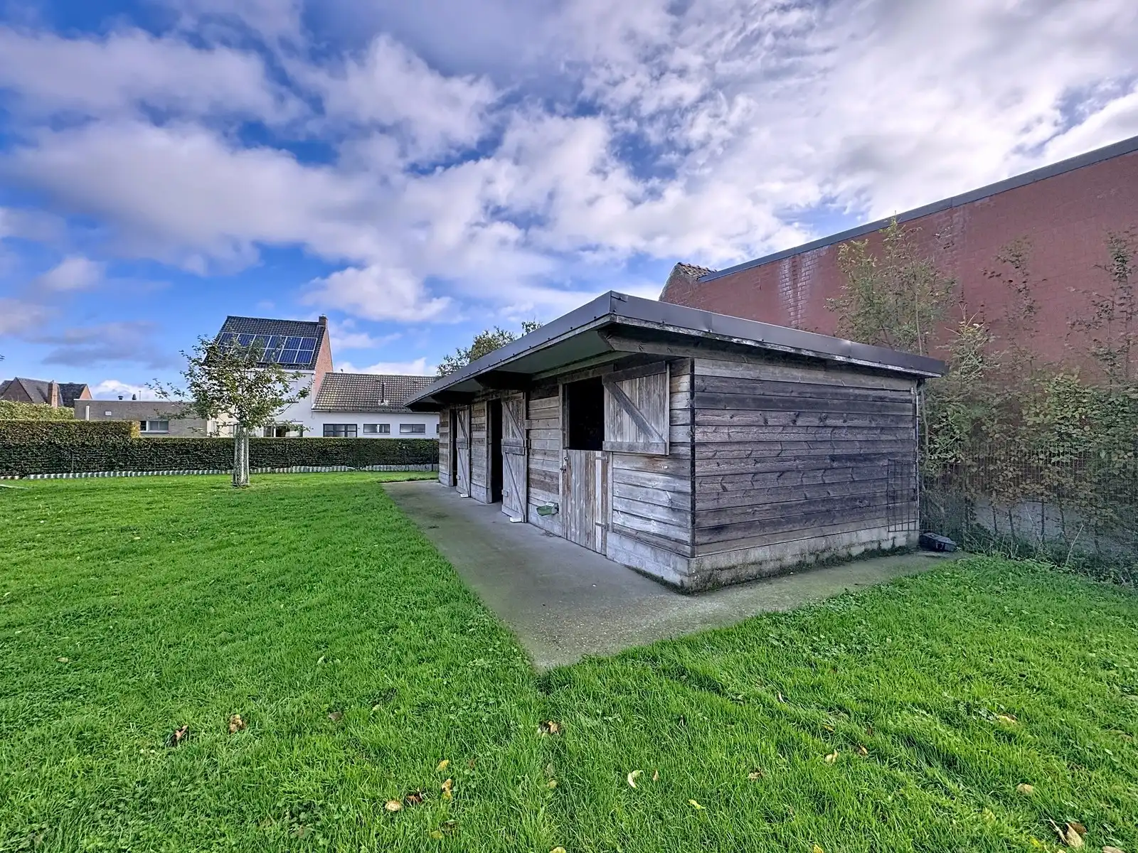 Instapklaar, luxueus afgewerkte VILLA (5 slpkms, dubbele garage, ...) met BIJGEBOUWEN (stallingen en bergplaats). Grondopp.: 2.814m² + Optioneel : braakliggend stuk industriegrond. foto 25