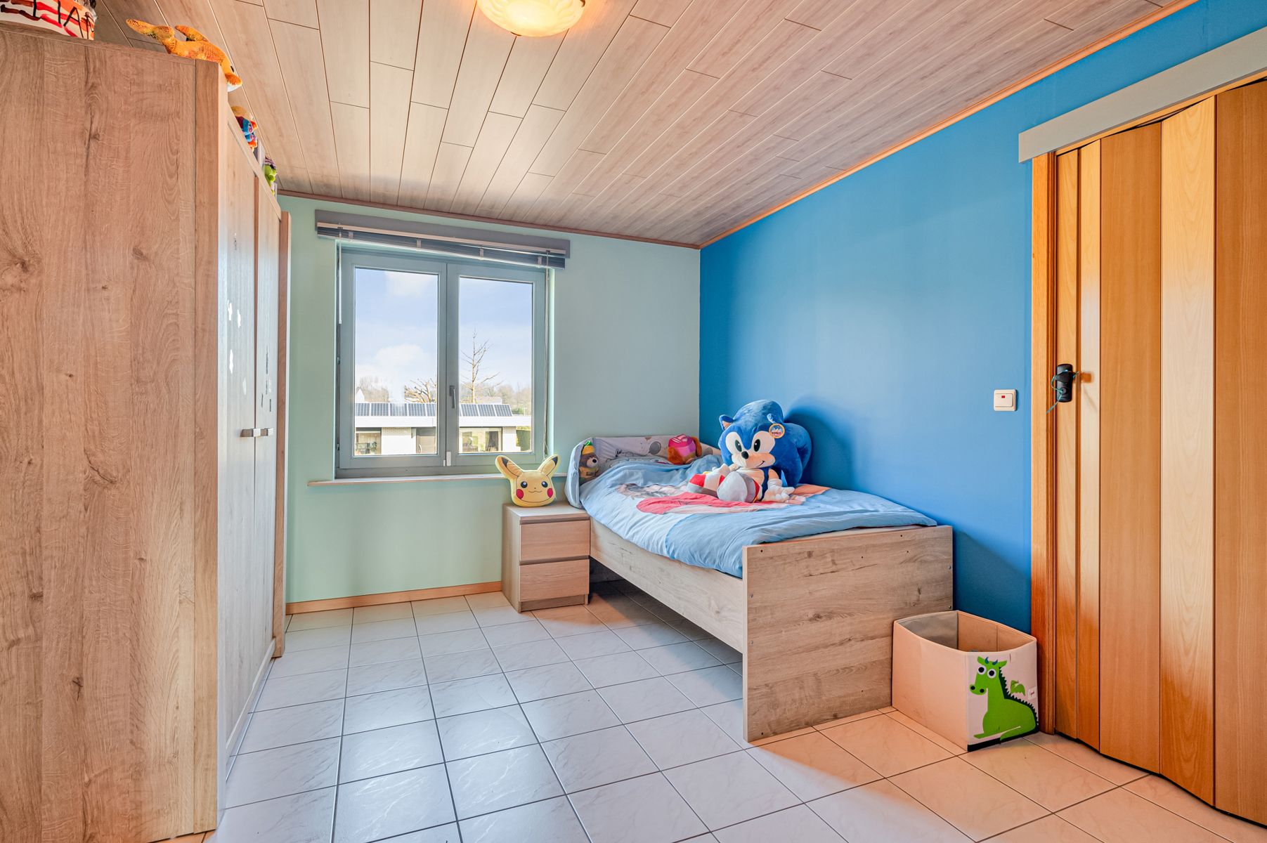 Ruime open bebouwing met zonnepanelen in residentiële wijk foto 14