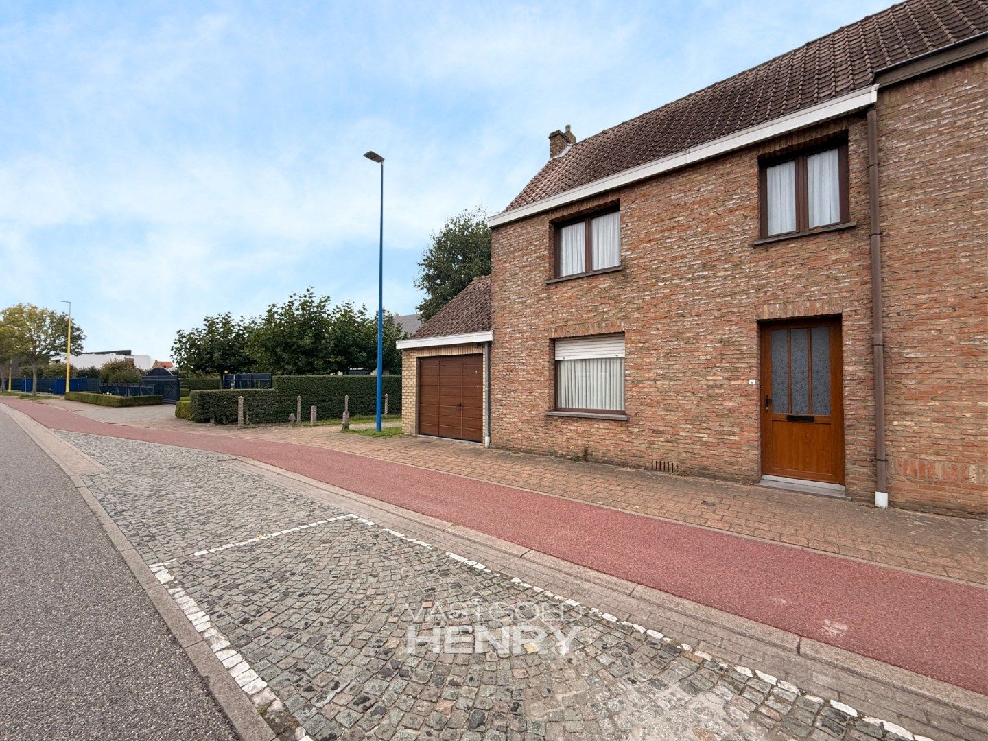 Half open bebouwing met garage te Oostduinkerke  foto {{pictureIndex}}