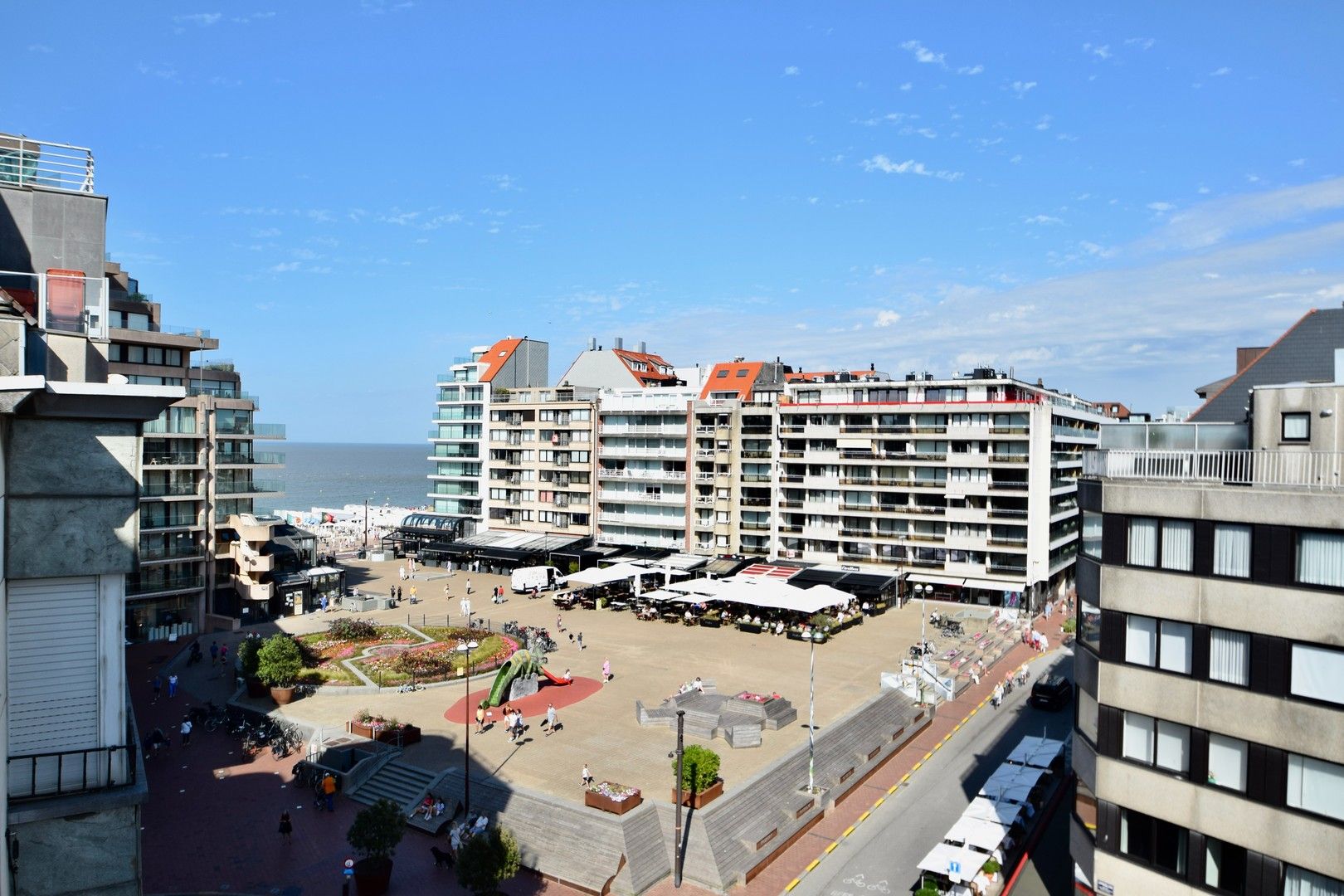 Prachtig nieuwbouw appartement met zijdelings zeezicht in het centrum van Knokke. foto 2
