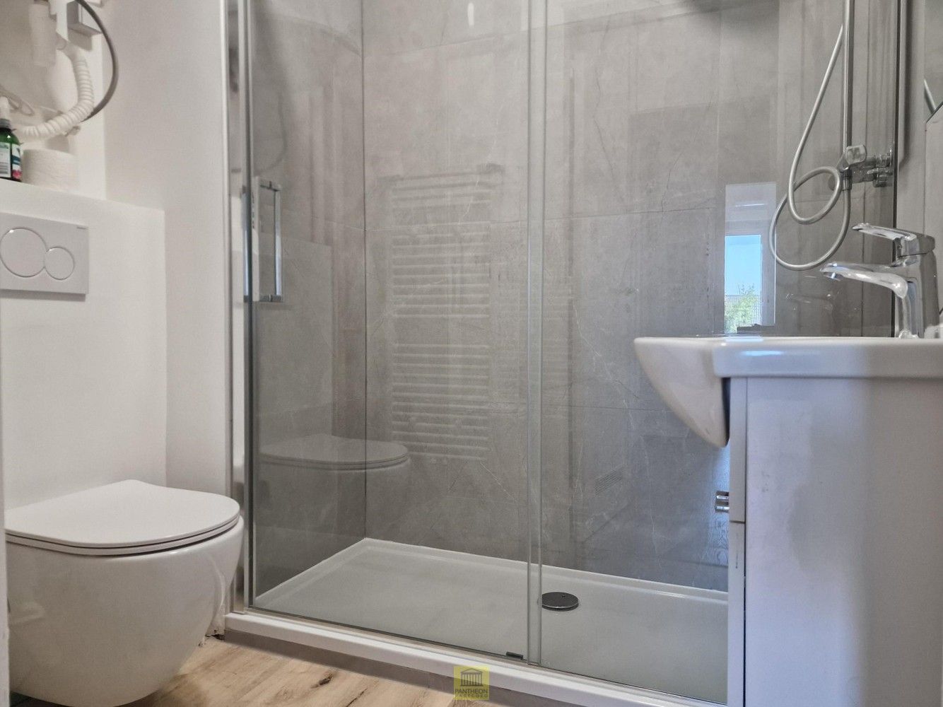 Modern en lichtrijk appartement te huur op toplocatie in Gent foto 8